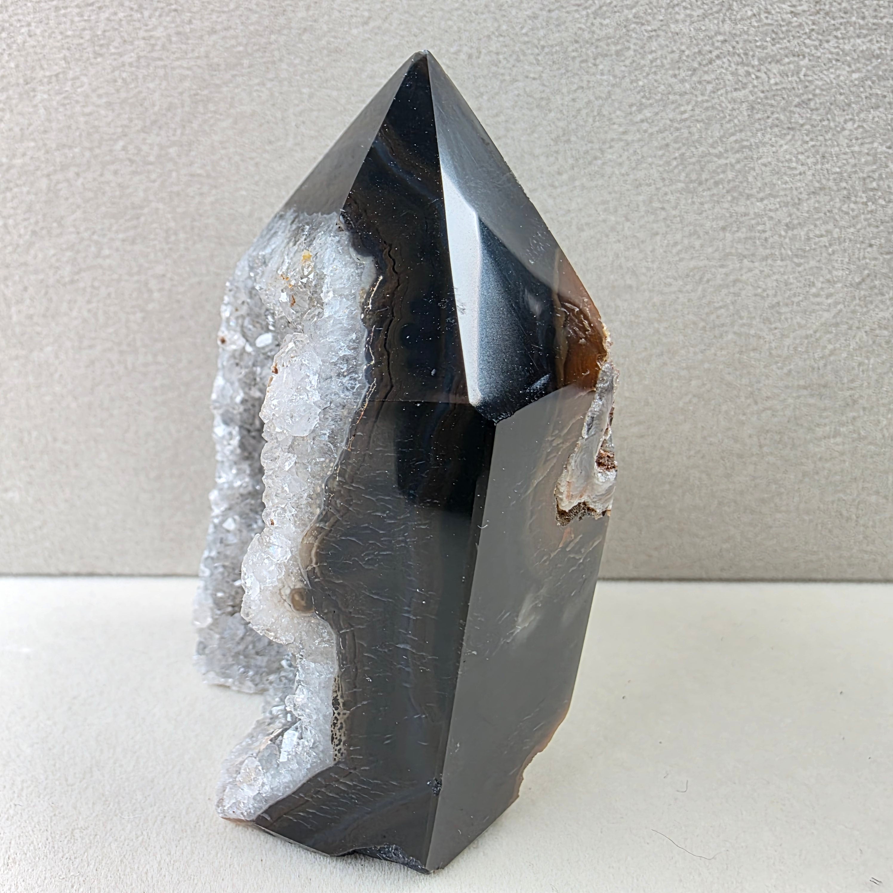 Calcedon schwarz +/- 0,160 kg 7x4,5x3,5 cm