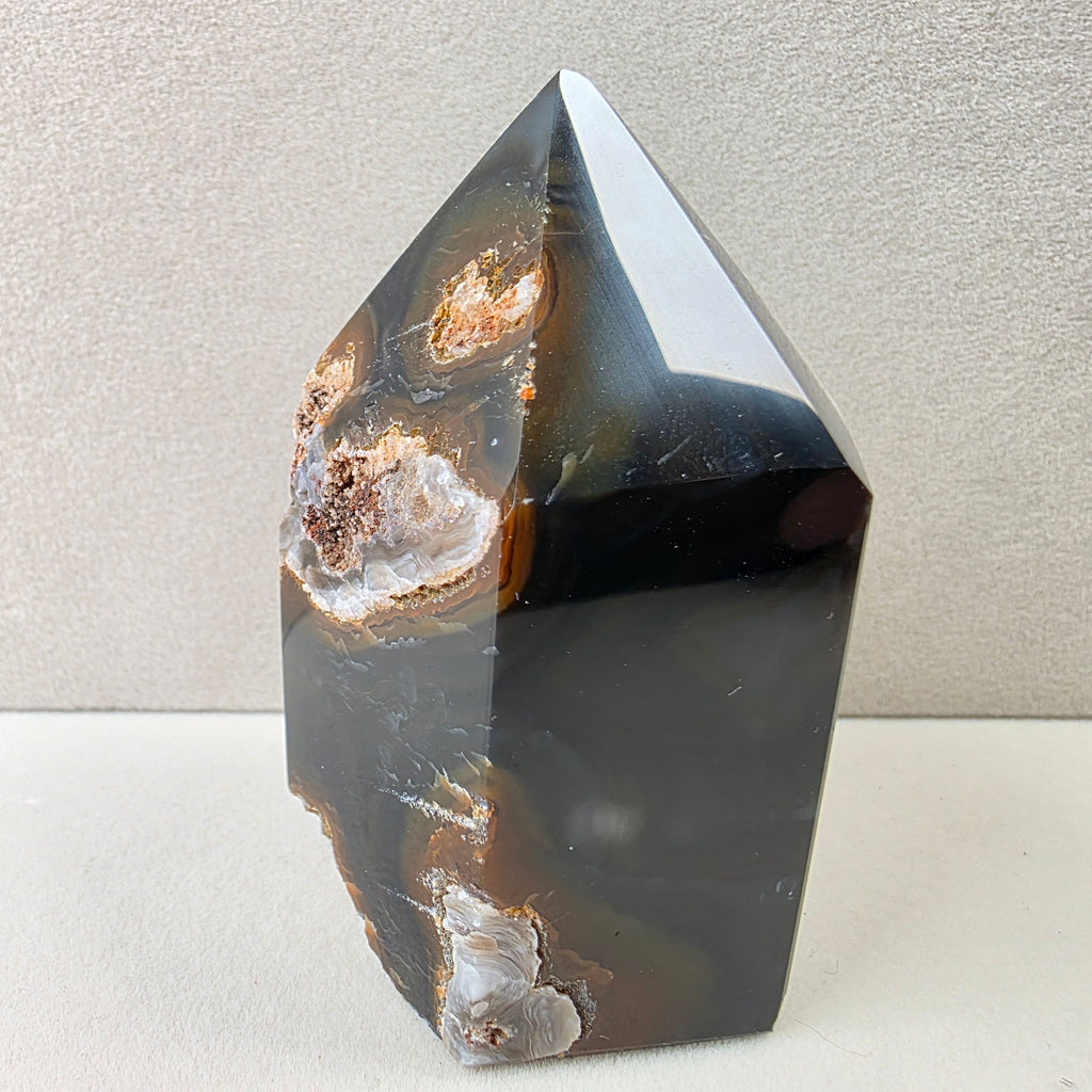 Calcedon schwarz +/- 0,160 kg 7x4,5x3,5 cm
