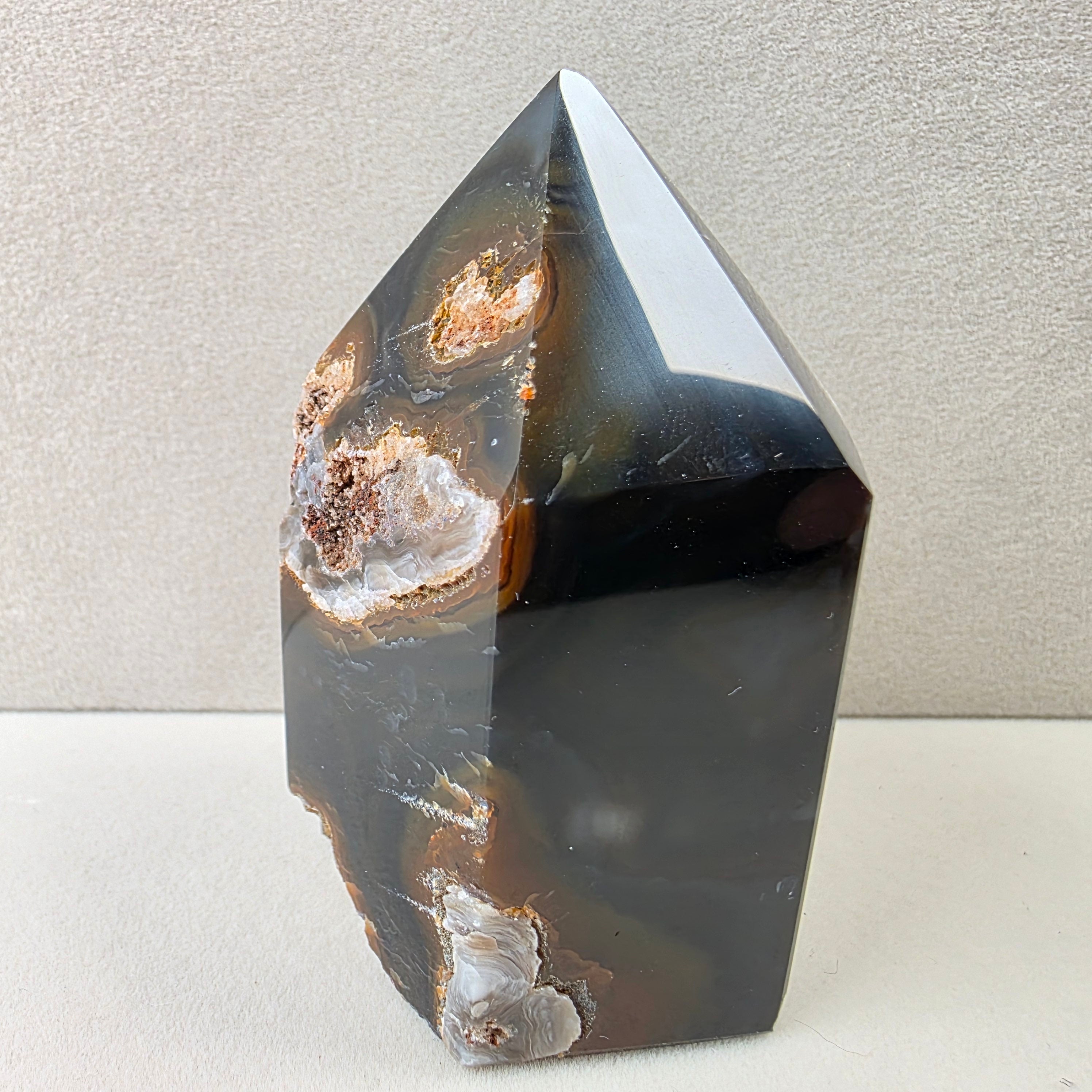 Calcedon schwarz +/- 0,160 kg 7x4,5x3,5 cm