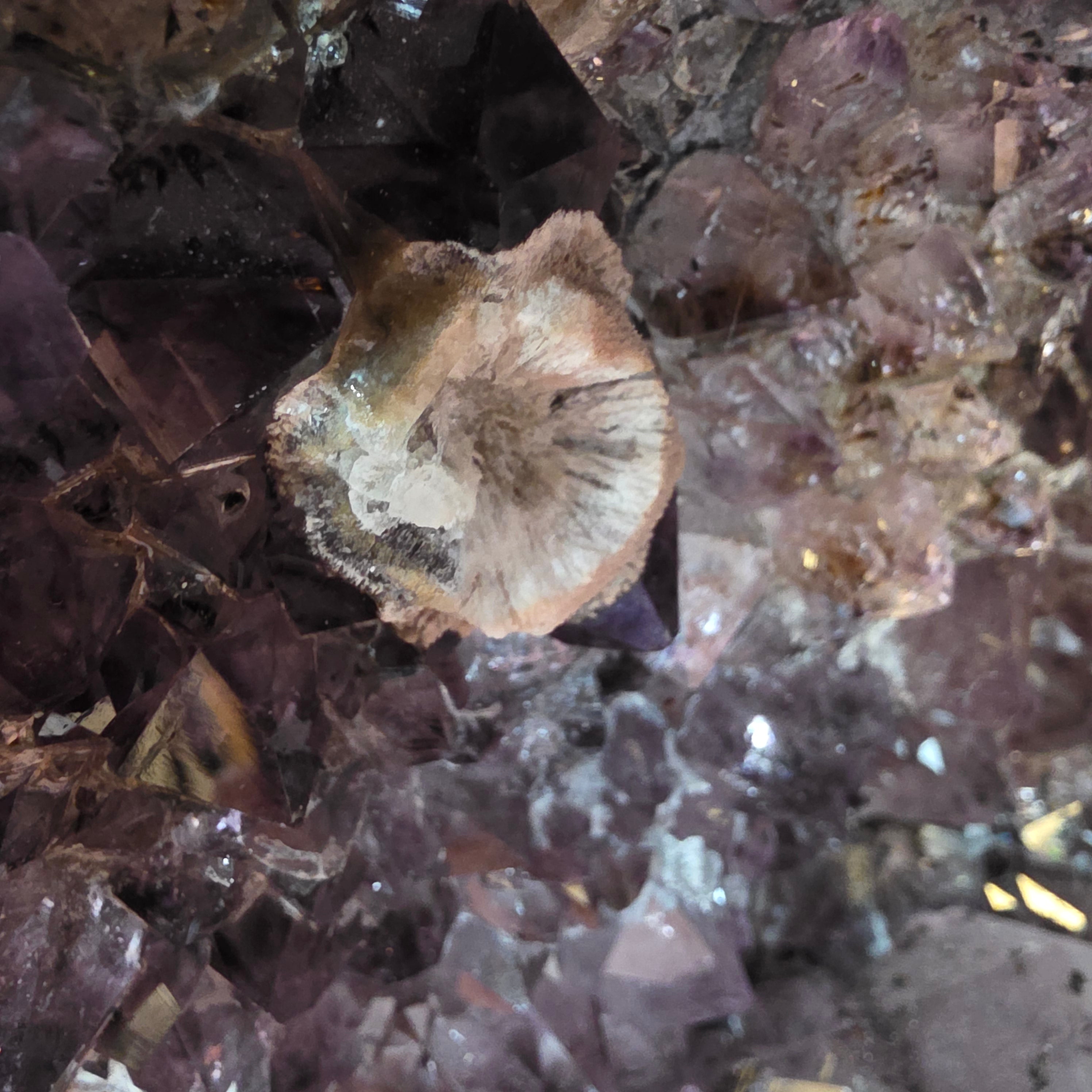 Amethyst +/- 42,7 kg 40x48,5x23 cm