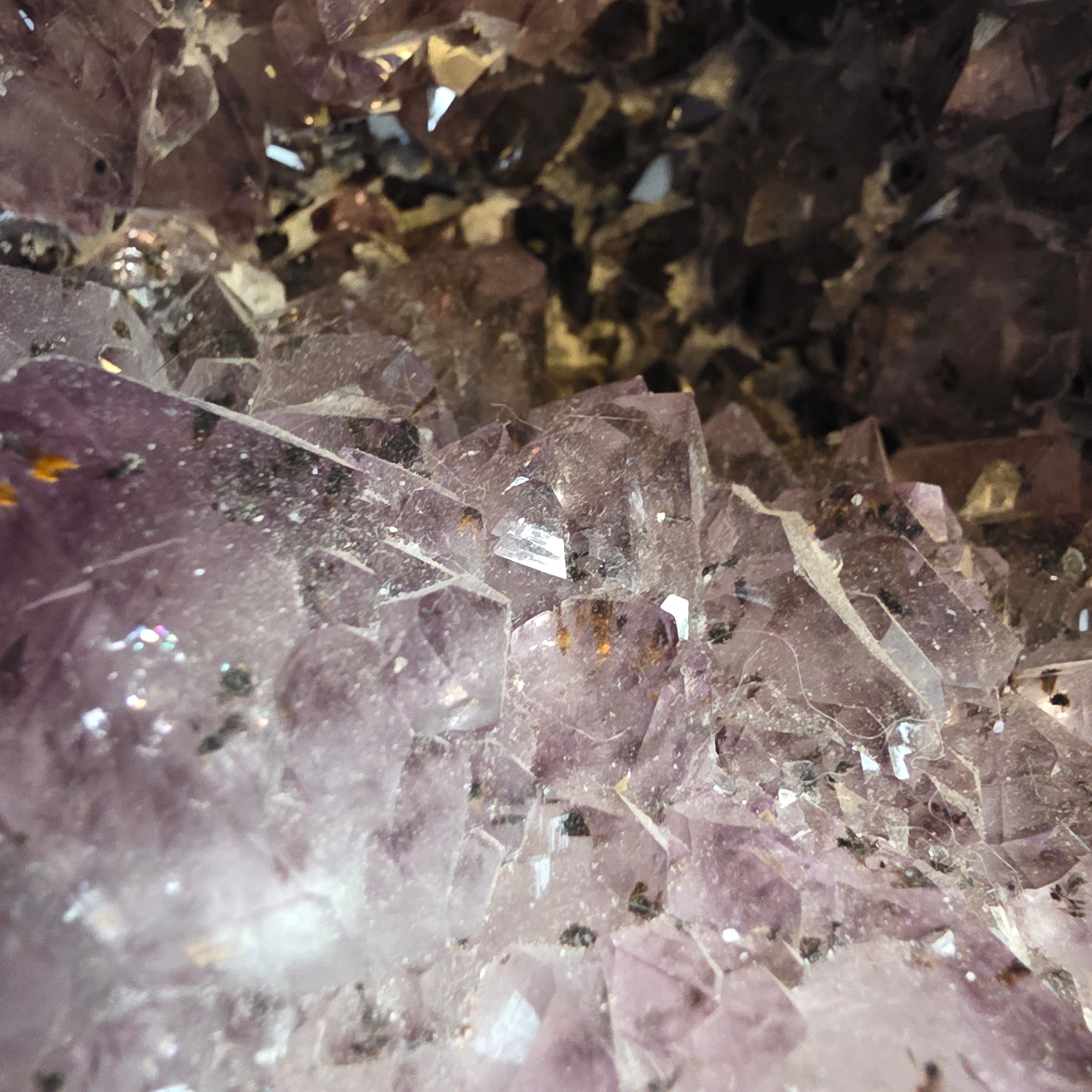 Amethyst +/- 42,7 kg 40x48,5x23 cm