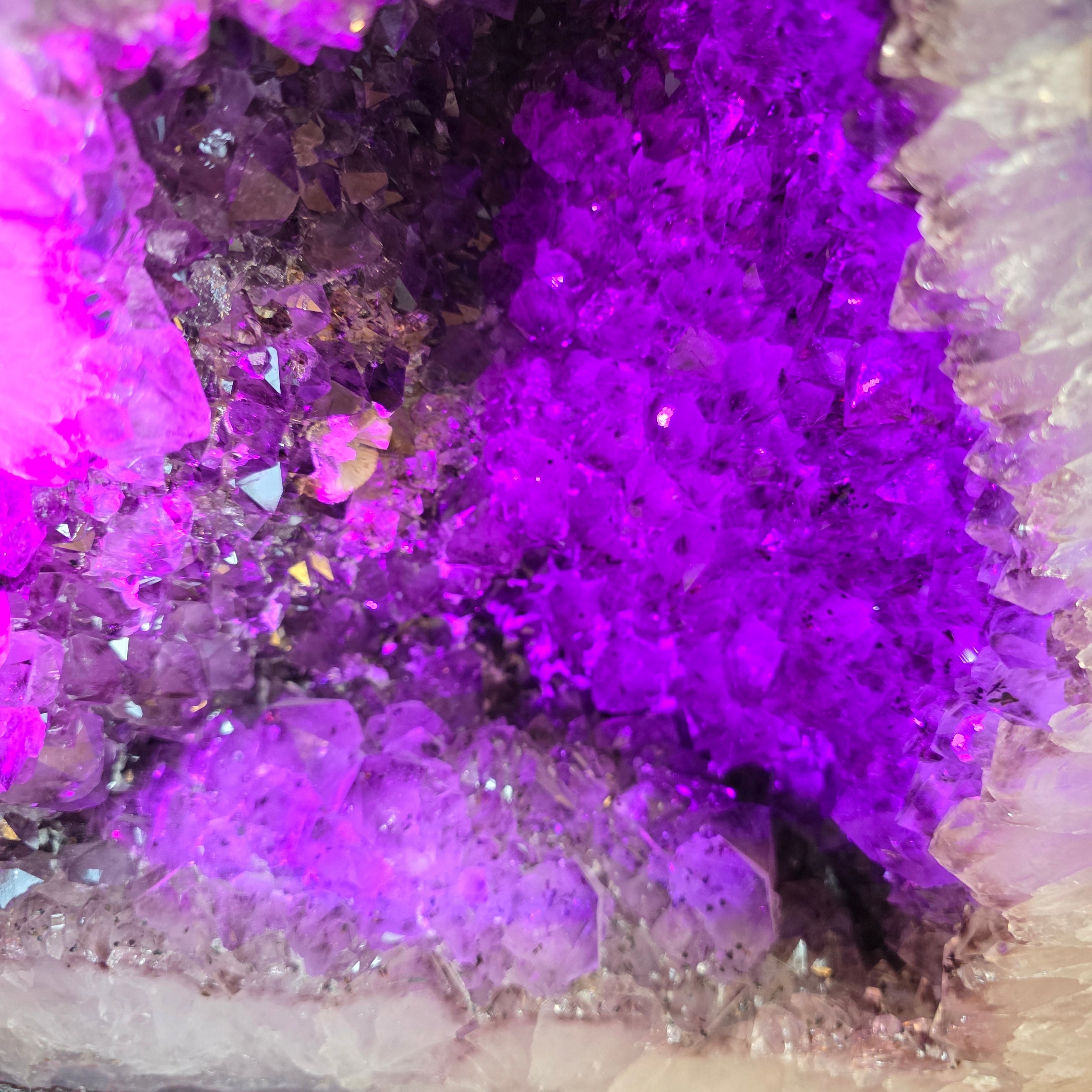 Amethyst +/- 42,7 kg 40x48,5x23 cm