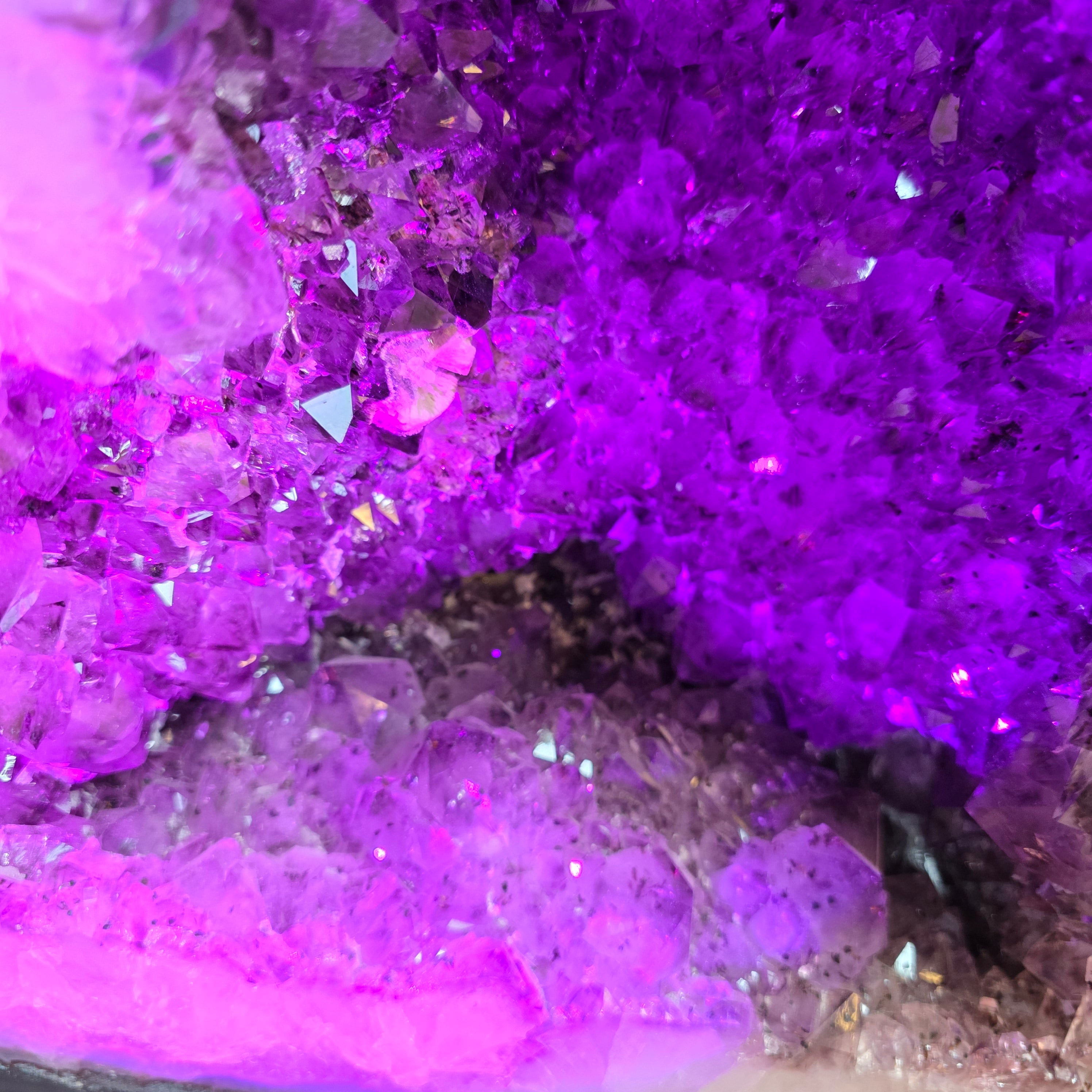 Amethyst +/- 42,7 kg 40x48,5x23 cm