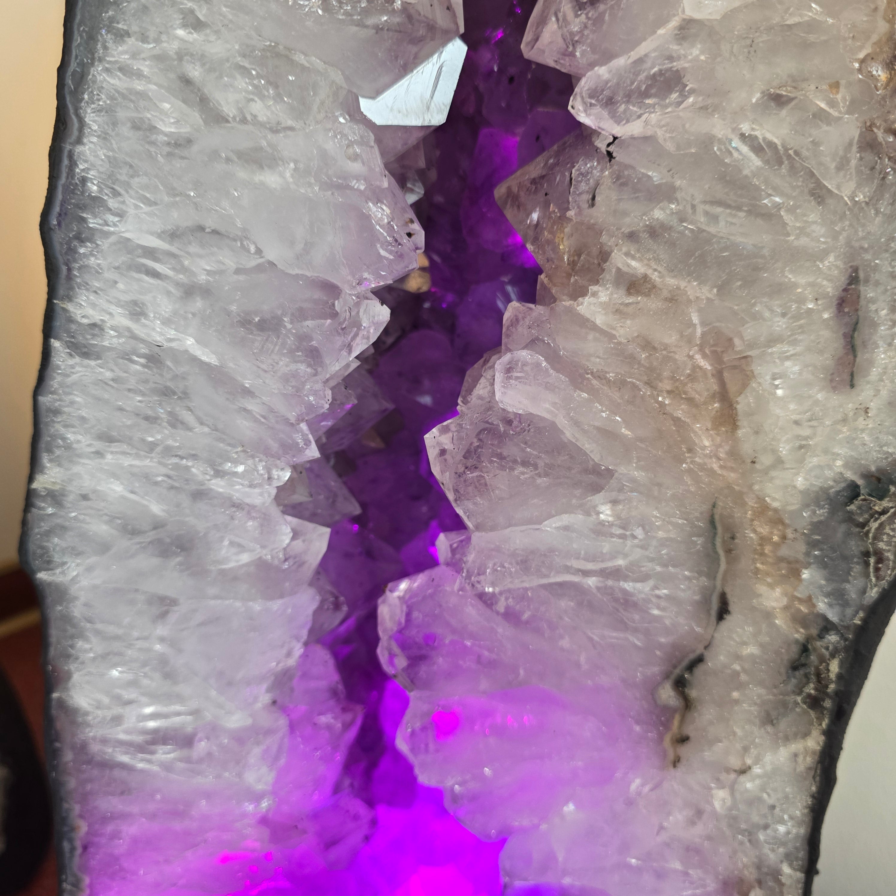 Amethyst +/- 41,45 kg 67,5x27x19 cm