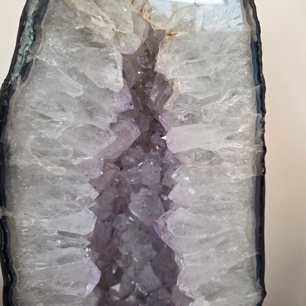 Amethyst +/- 37,7 kg 71x29x16 cm