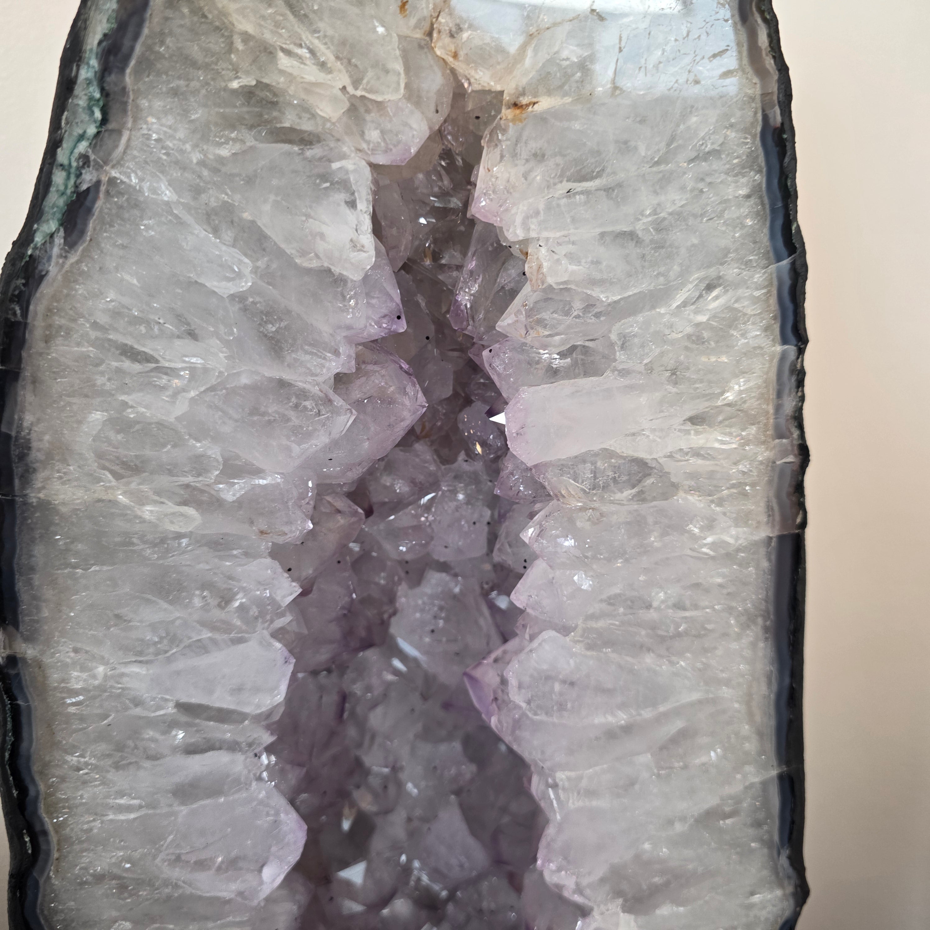 Amethyst +/- 37,7 kg 71x29x16 cm