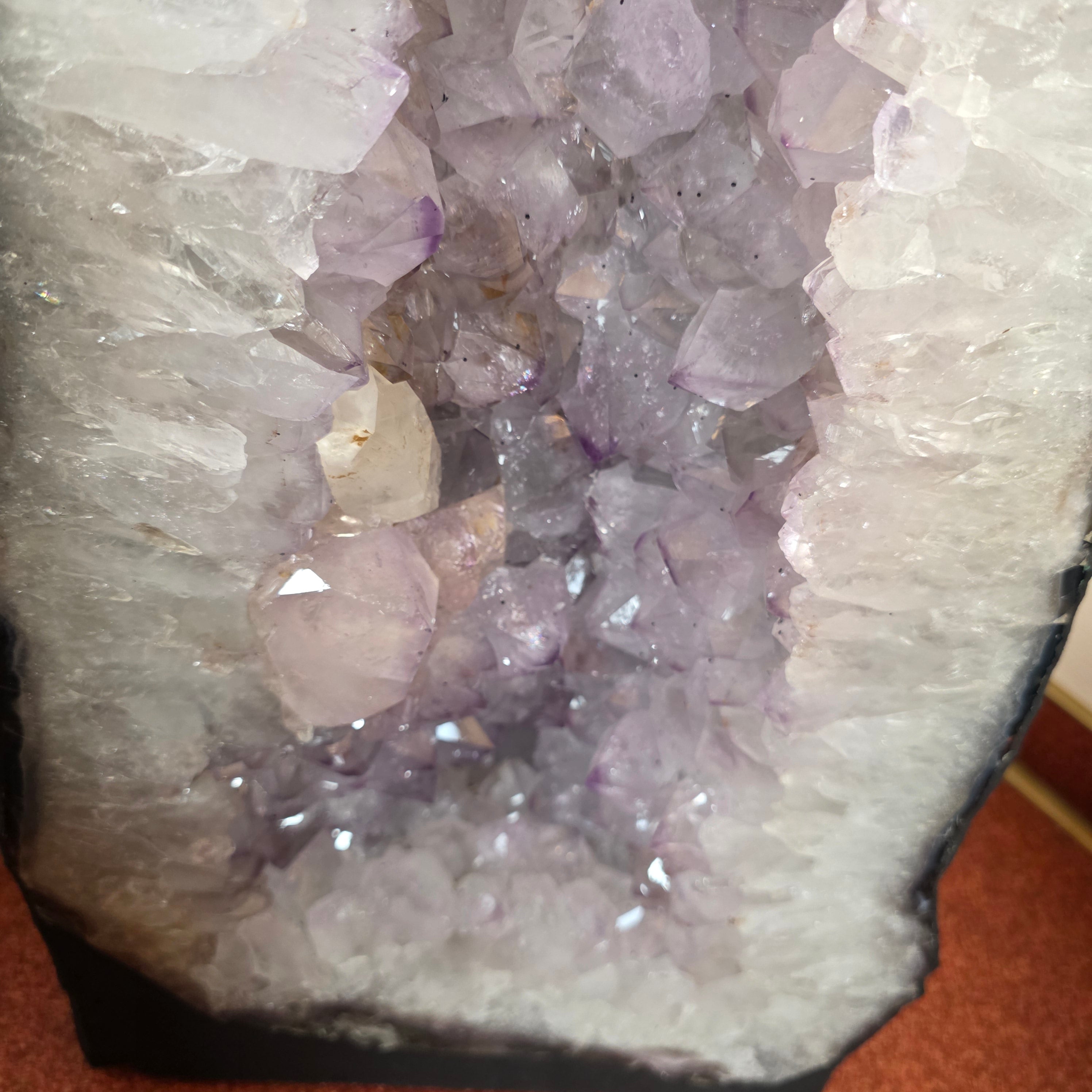 Amethyst +/- 37,7 kg 71x29x16 cm
