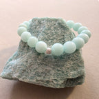 Jade (hellblau) & Silber – handgefertigtes Reiki-Kugelarmband +/- 10 mm