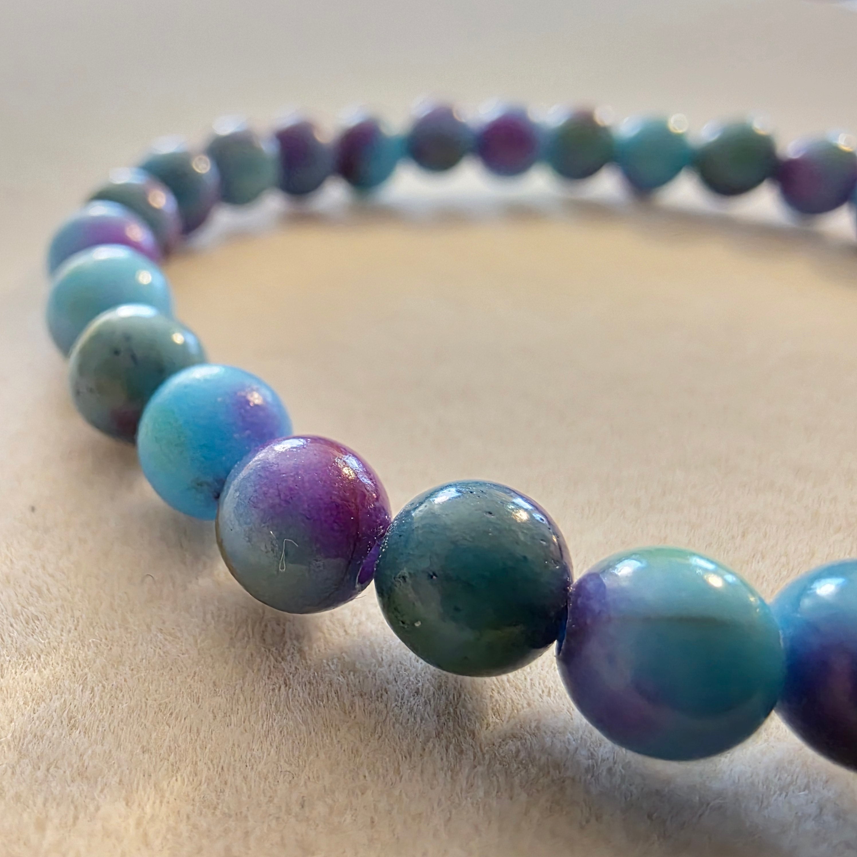 Jade (multicolor) – handgefertigtes Reiki-Kugelarmband in verschiedenen Größen
