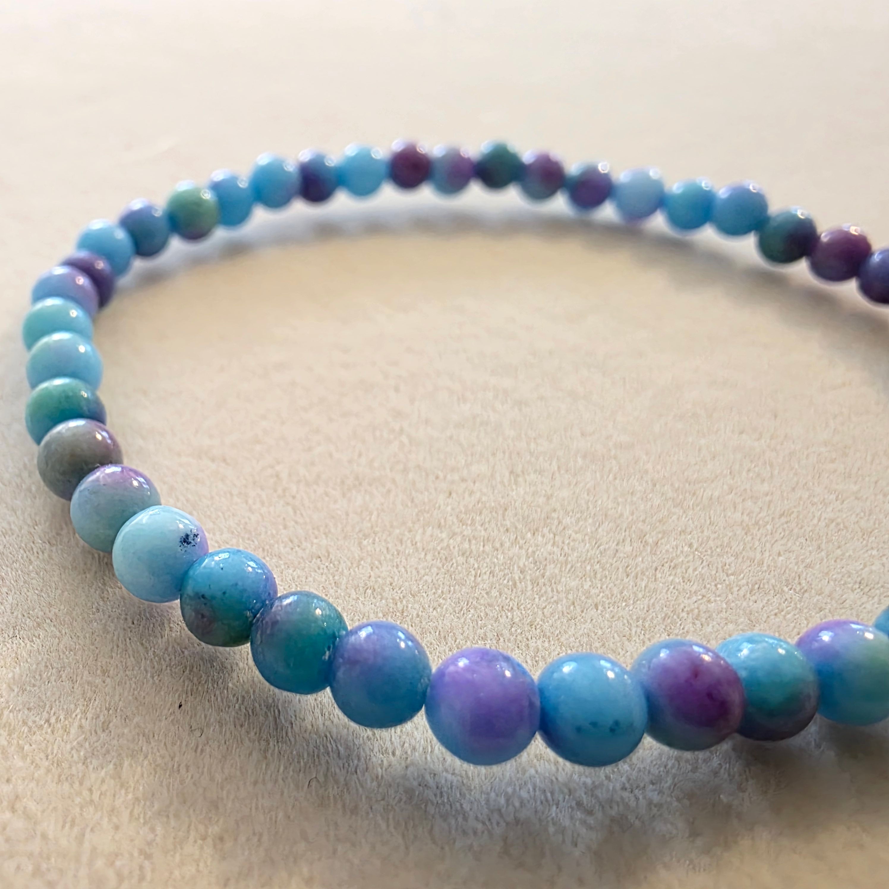 Jade (multicolor) – handgefertigtes Reiki-Kugelarmband in verschiedenen Größen
