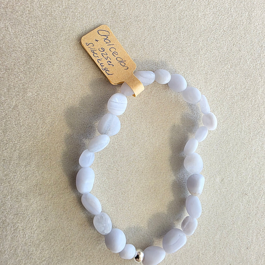 Chalcedon (hellblau) & Silber – handgefertigtes Reiki-Kugelarmband +/- 4–6 mm