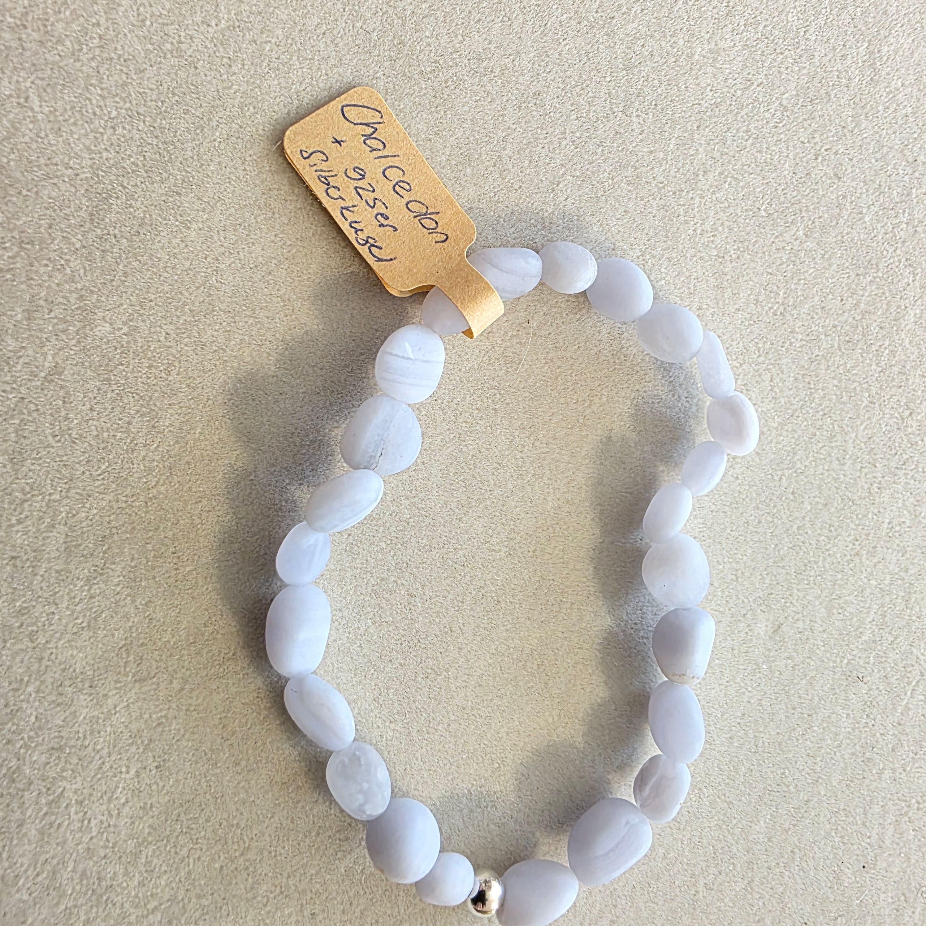 Chalcedon (hellblau) & Silber – handgefertigtes Reiki-Kugelarmband +/- 4–6 mm