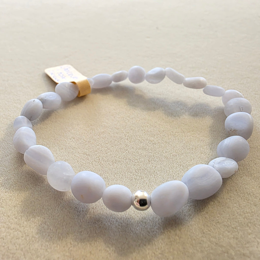 Chalcedon (hellblau) & Silber – handgefertigtes Reiki-Kugelarmband +/- 4–6 mm