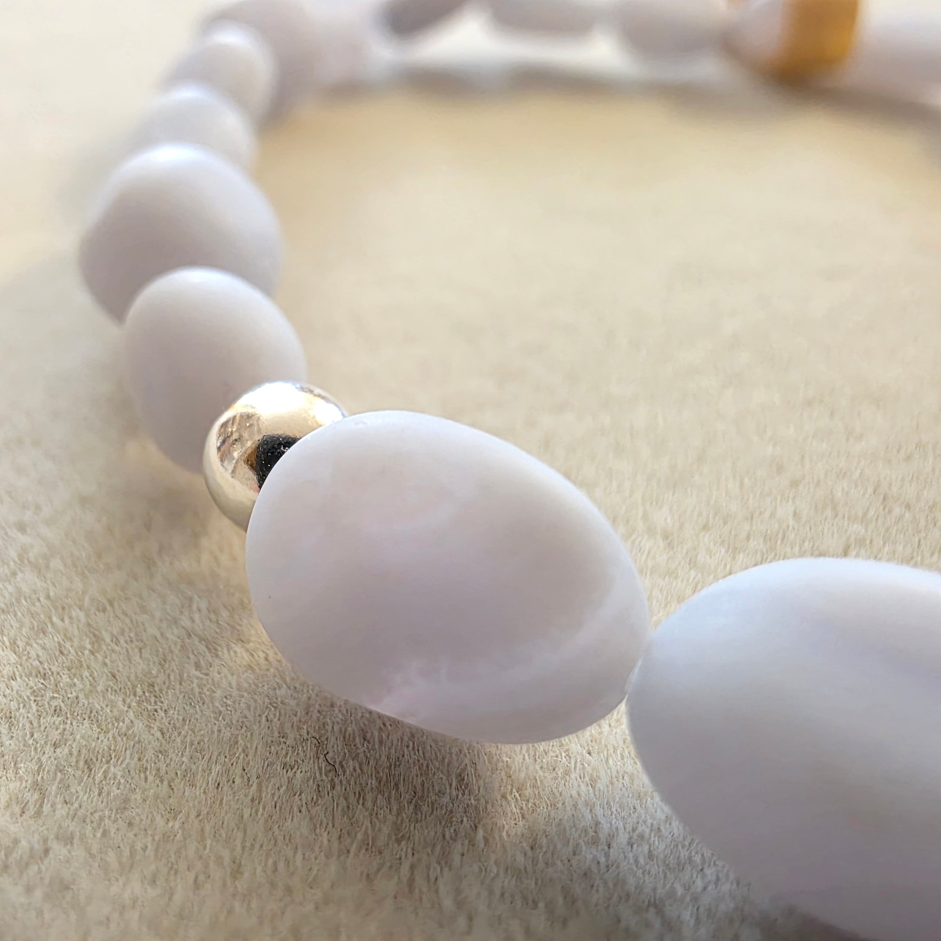Chalcedon (hellblau) & Silber – handgefertigtes Reiki-Kugelarmband +/- 4–6 mm