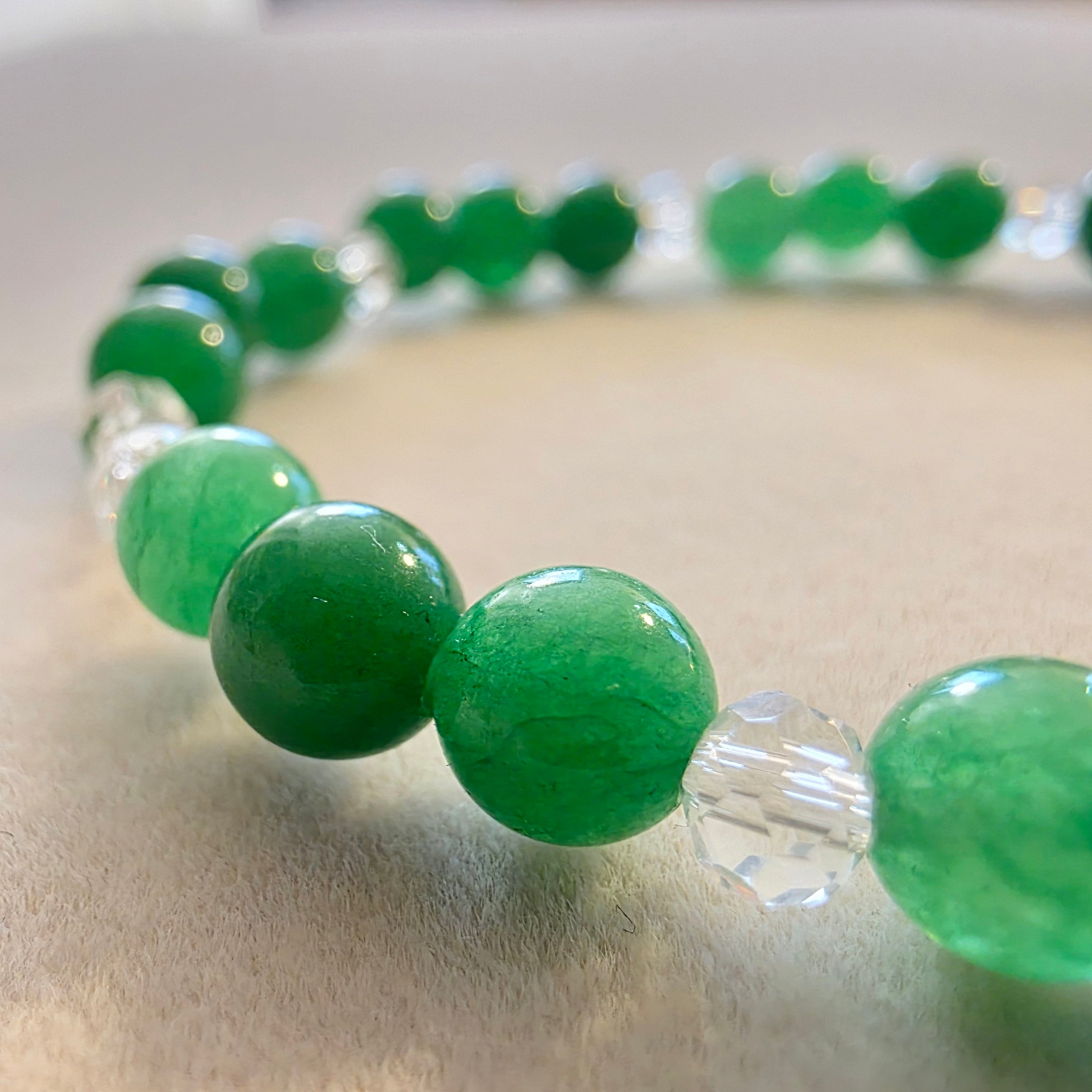Jade & Kristall (facettiert) – handgefertigtes Reiki-Kugelarmband +/- 4 mm