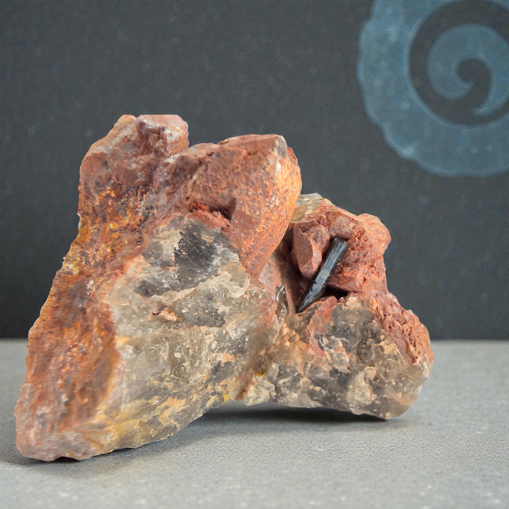 Rauchquarz mit eingeschlossenem Stift 0,119 kg +/- 7x4,5x4,5 cm