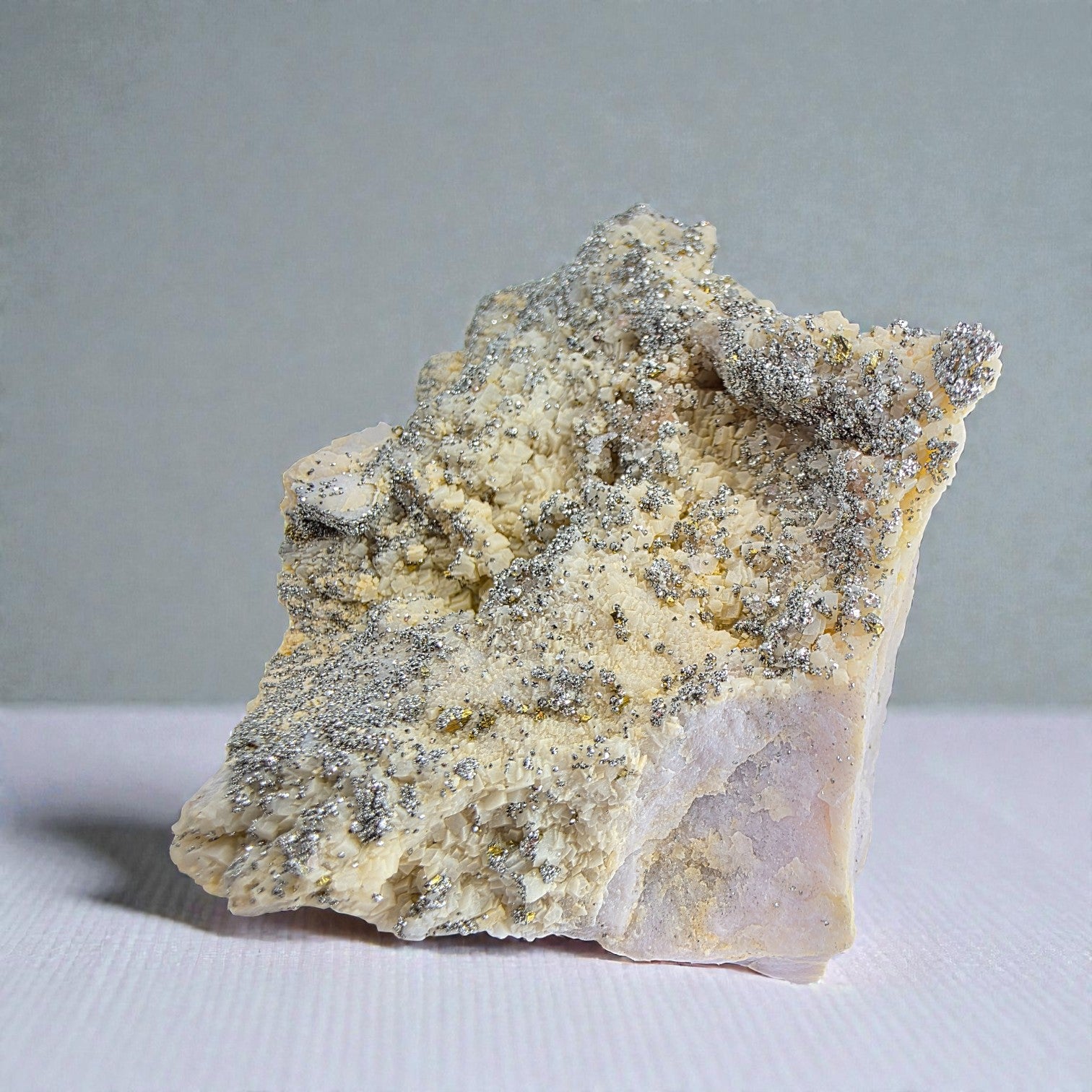 Pyrit, Ankerit auf Quarz 0,375 kg +/- 8x6x6 cm