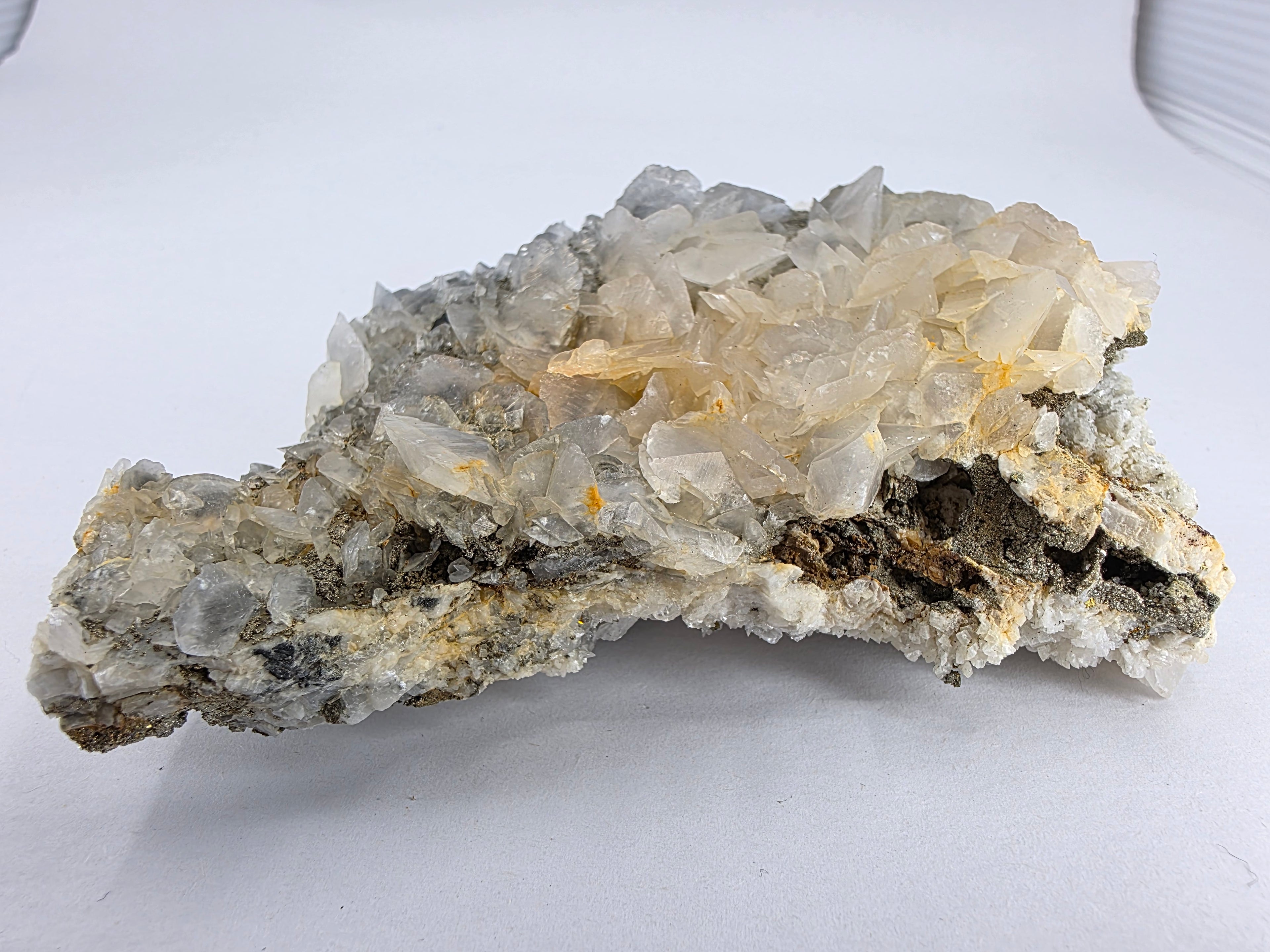 Calcit mit Pyrit 0,29 kg +/- 5x5 cm