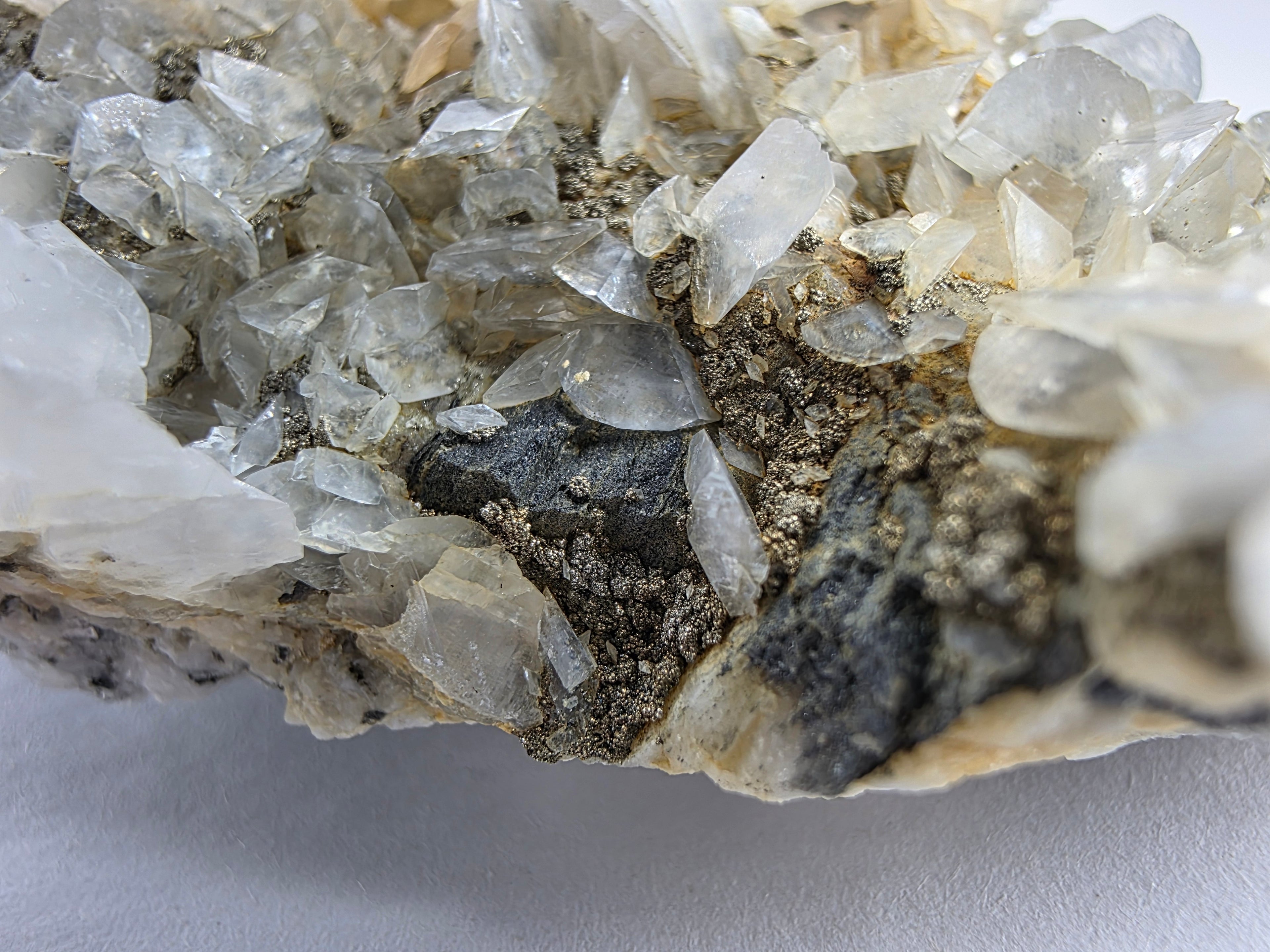 Calcit mit Pyrit 0,29 kg +/- 5x5 cm