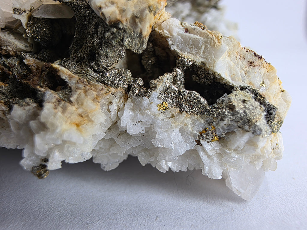 Calcit mit Pyrit 0,29 kg +/- 5x5 cm