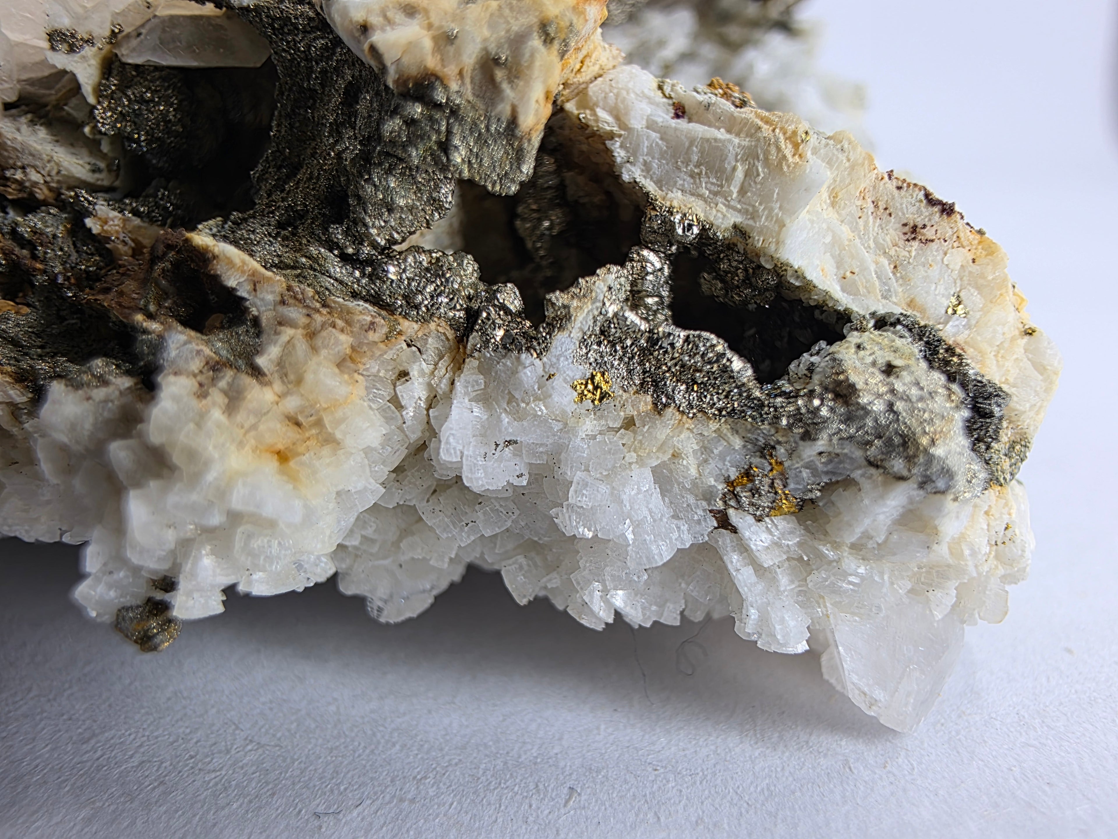 Calcit mit Pyrit 0,29 kg +/- 5x5 cm
