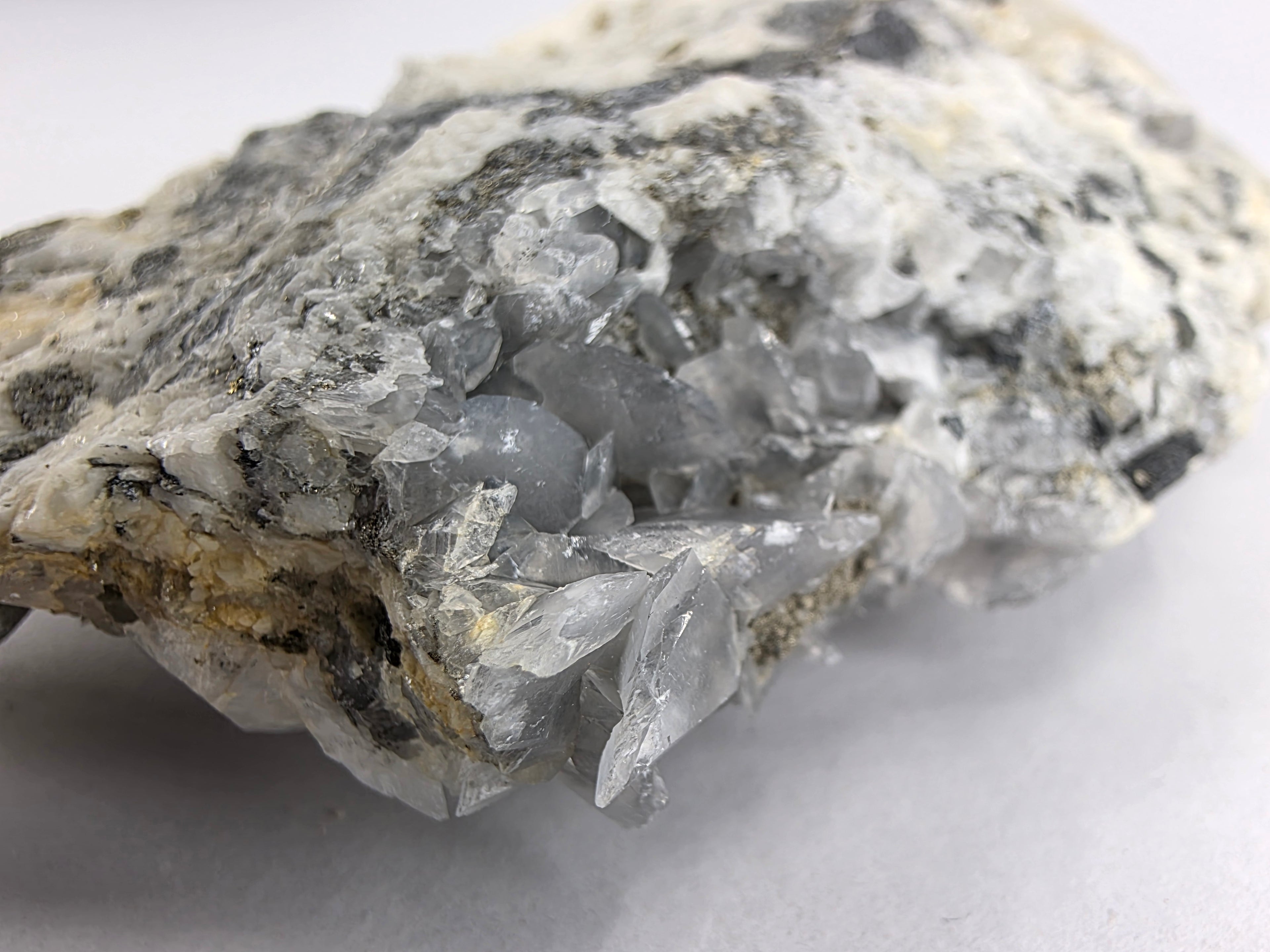 Calcit mit Pyrit 0,29 kg +/- 5x5 cm