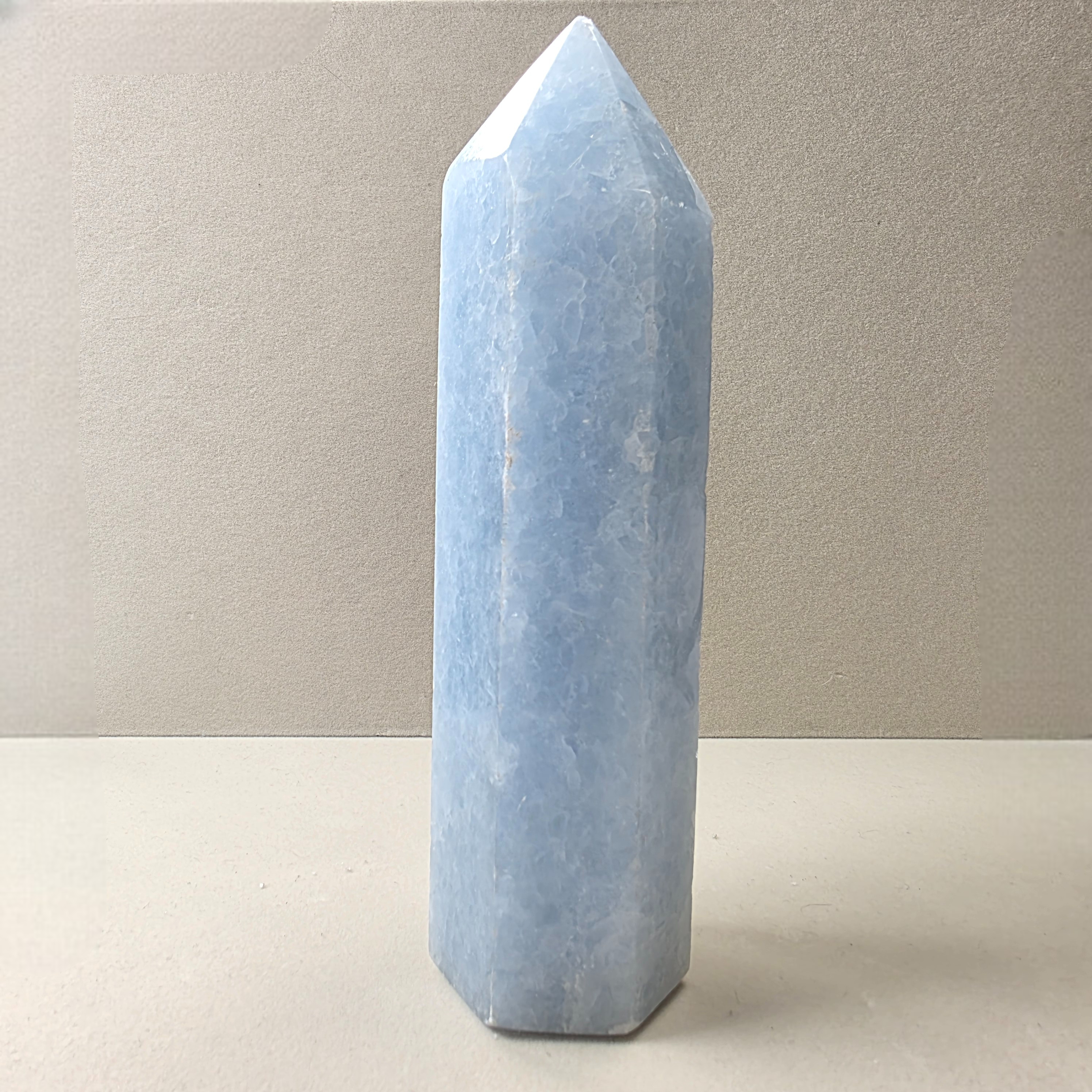 Calcit blau Obelisk 0,84 kg +/- 19x5x5 cm