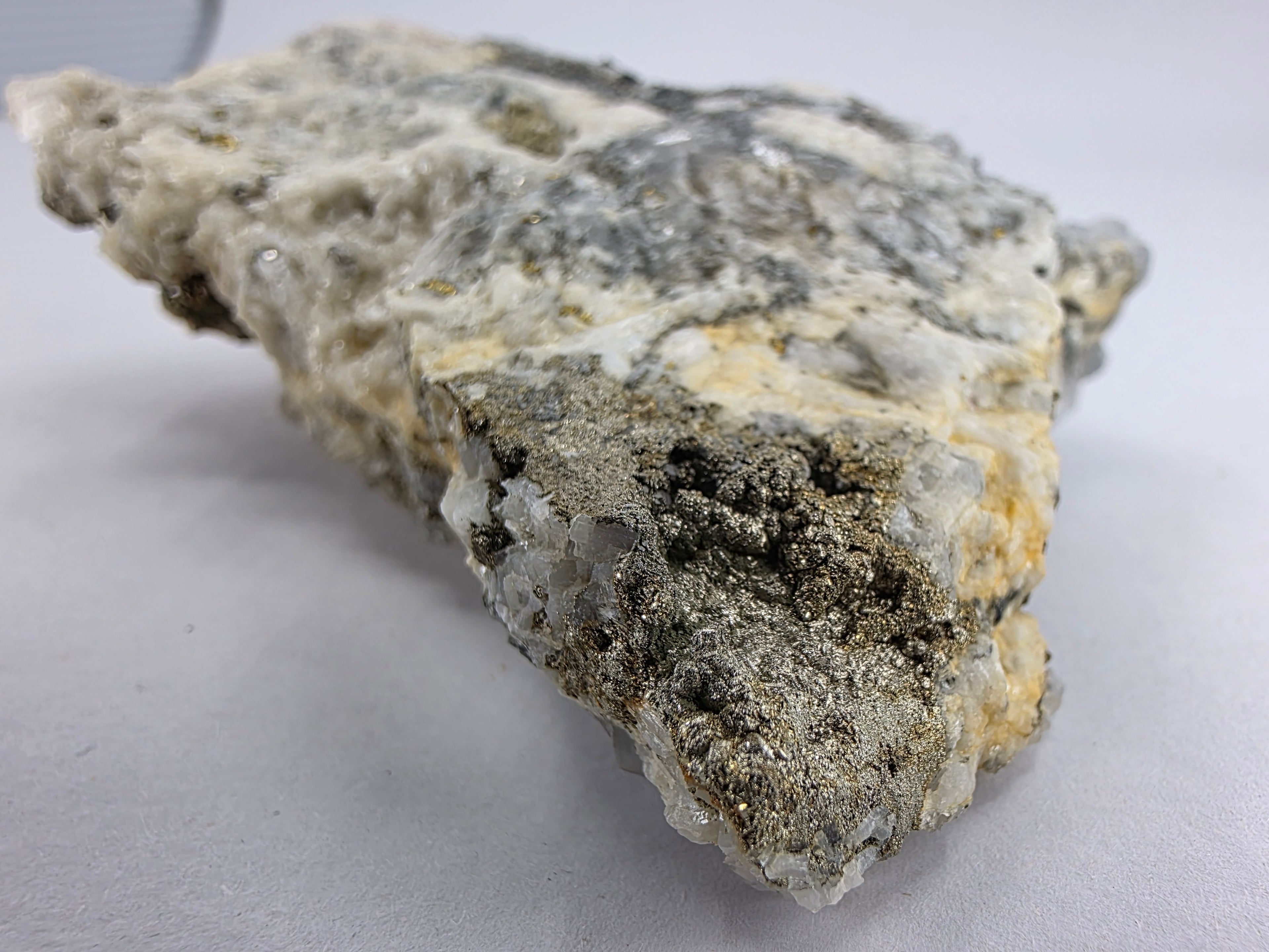 Calcit mit Pyrit 0,29 kg +/- 5x5 cm