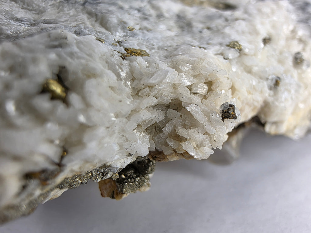 Calcit mit Pyrit 0,29 kg +/- 5x5 cm