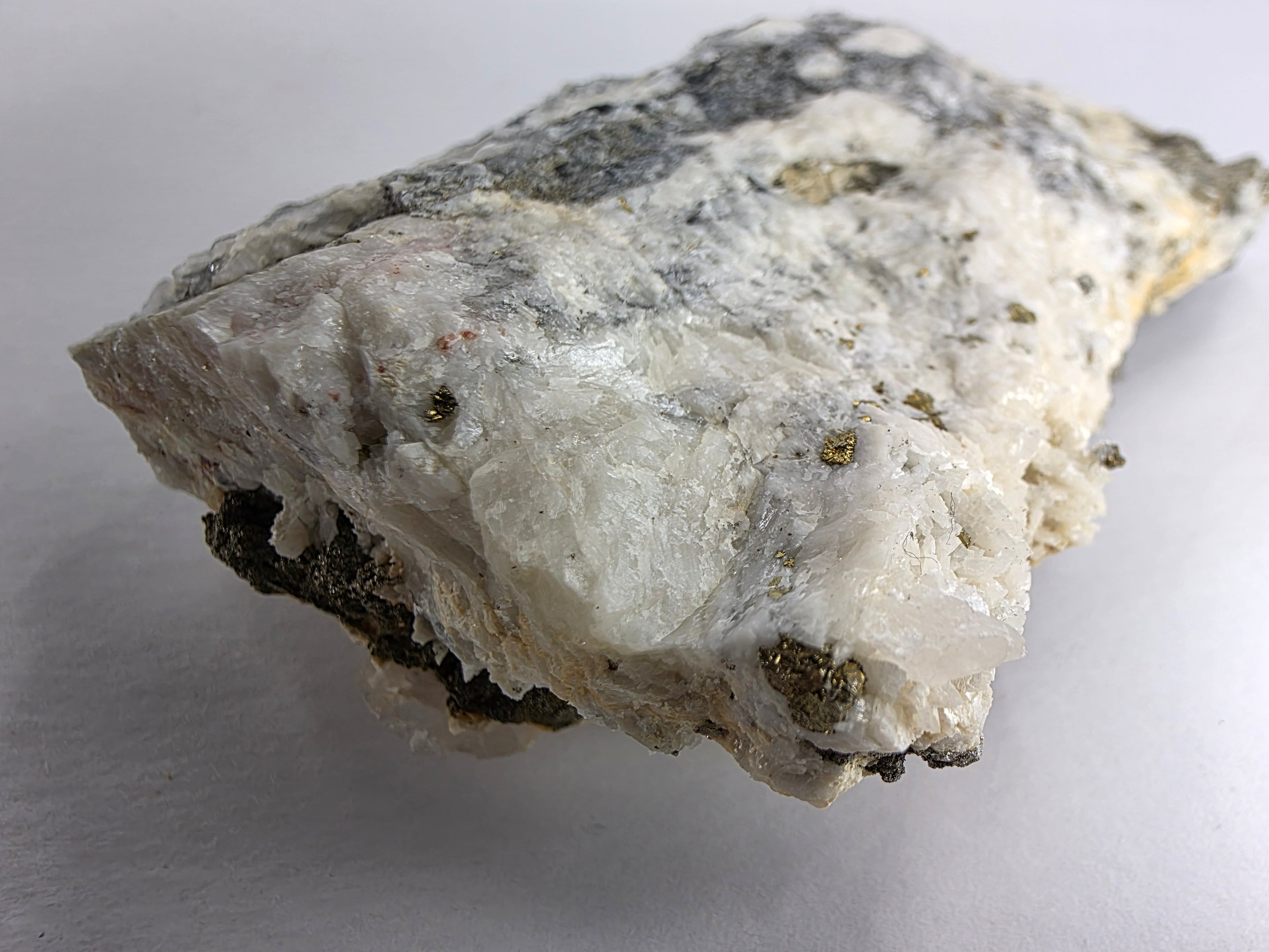 Calcit mit Pyrit 0,29 kg +/- 5x5 cm