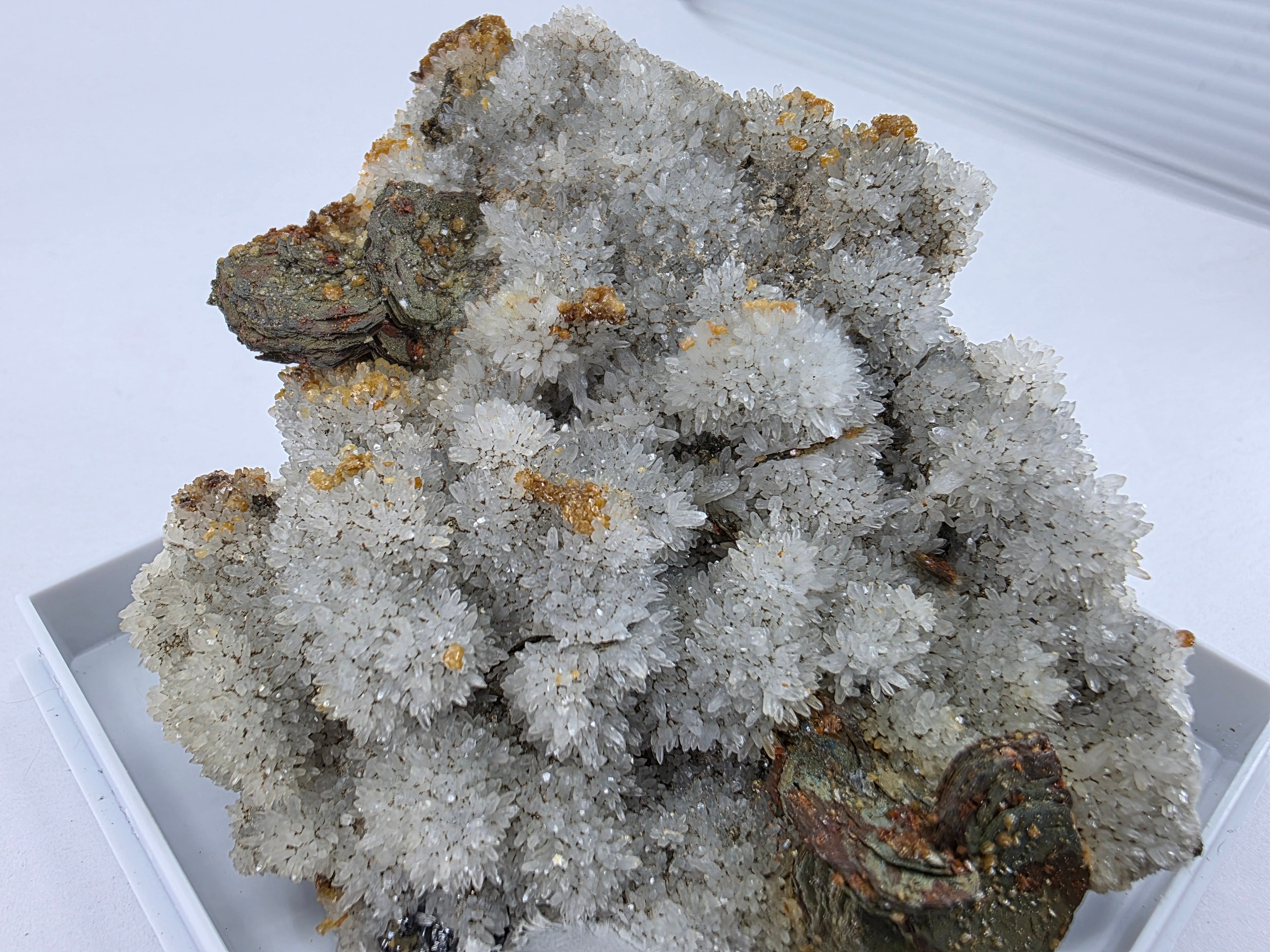 Pyrit mit Pyrrhotin und Quarz 0,13 kg +/- 7x7x2 cm