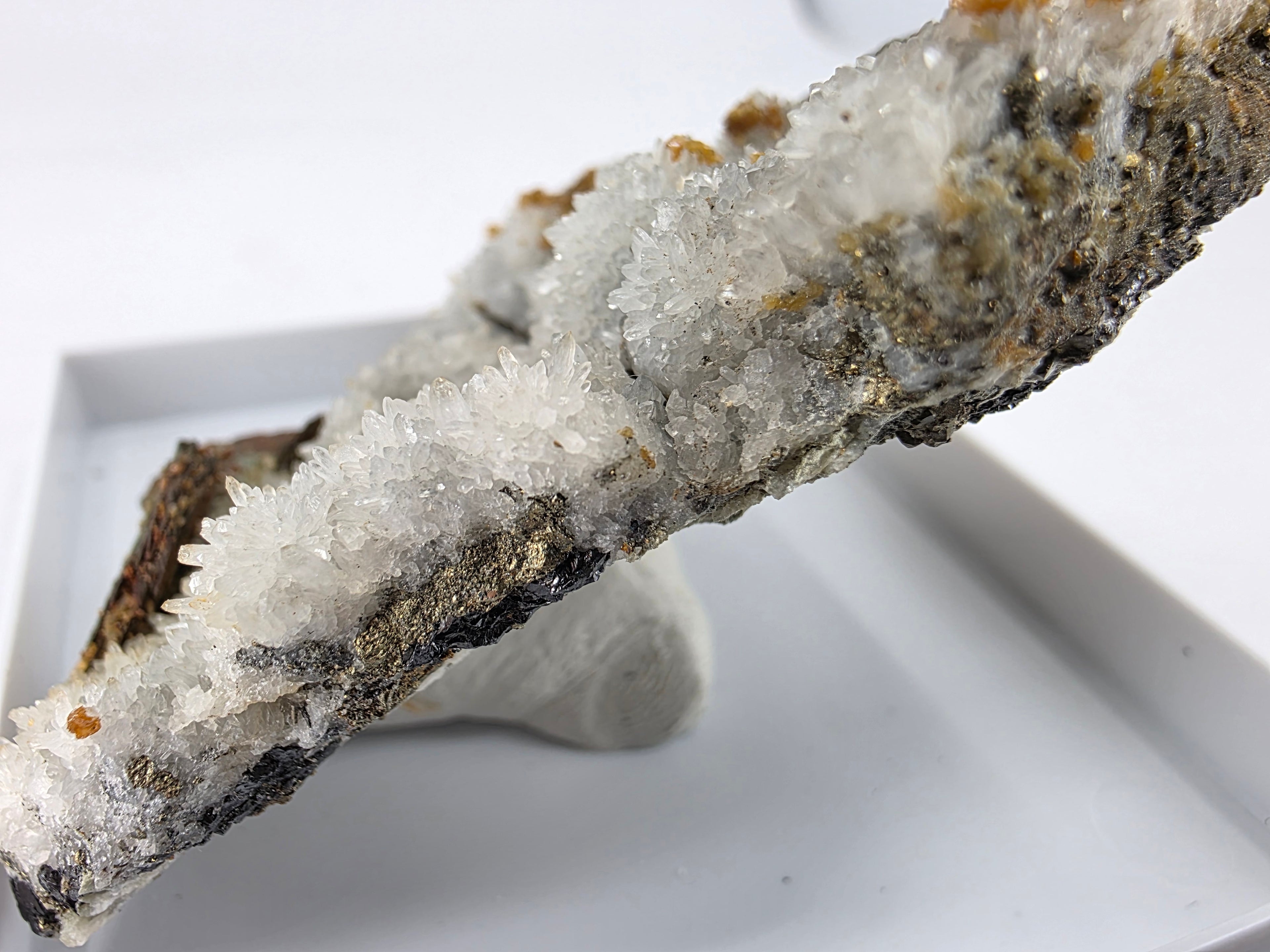 Pyrit mit Pyrrhotin und Quarz 0,13 kg +/- 7x7x2 cm