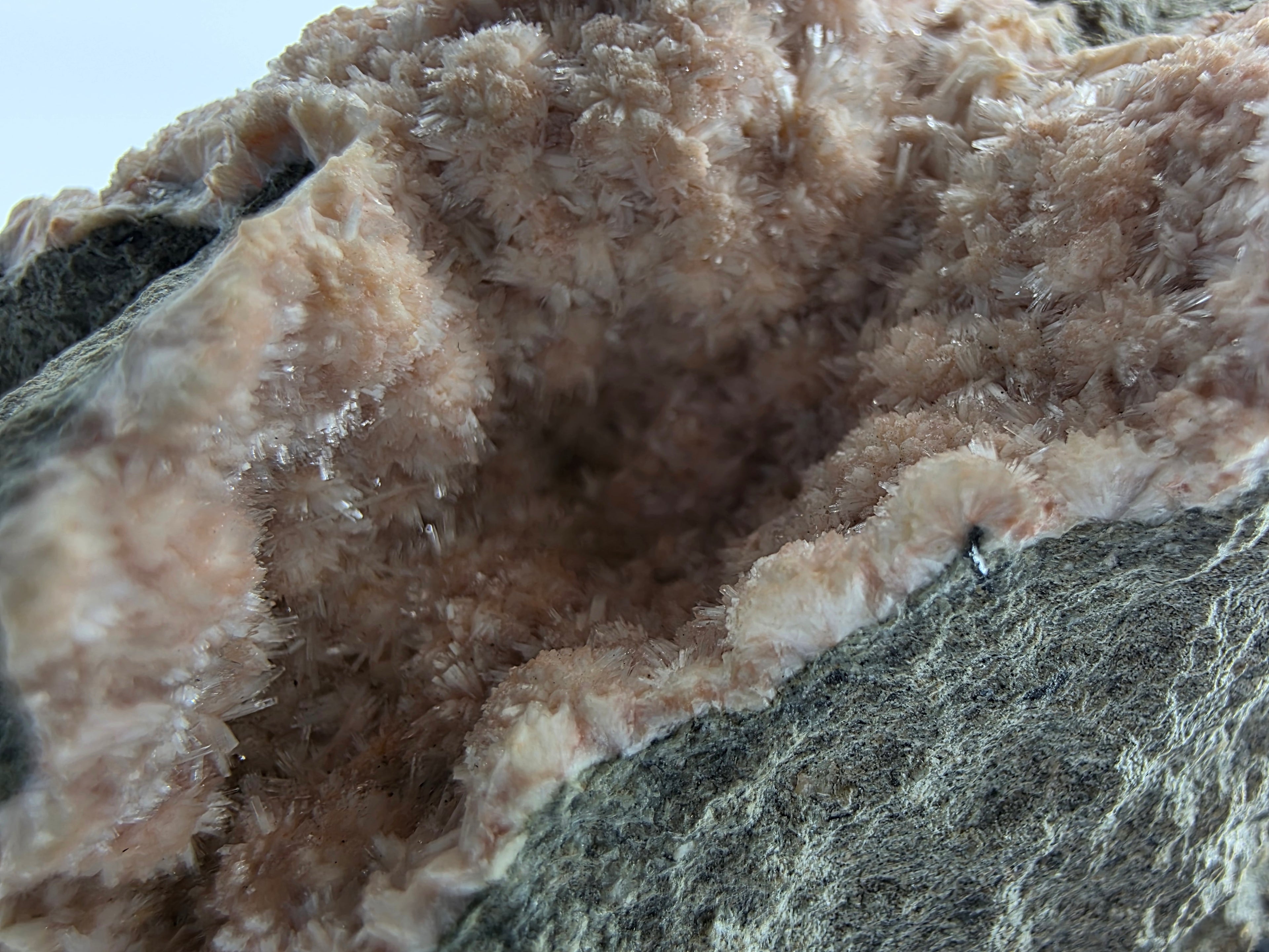 Natrolith-Stufe 0,27 kg +/- 7x7x4 cm