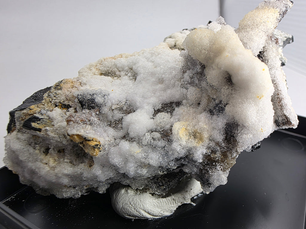 Hyalith mit Turmalin 0,106 kg +/- 8x4x3 cm