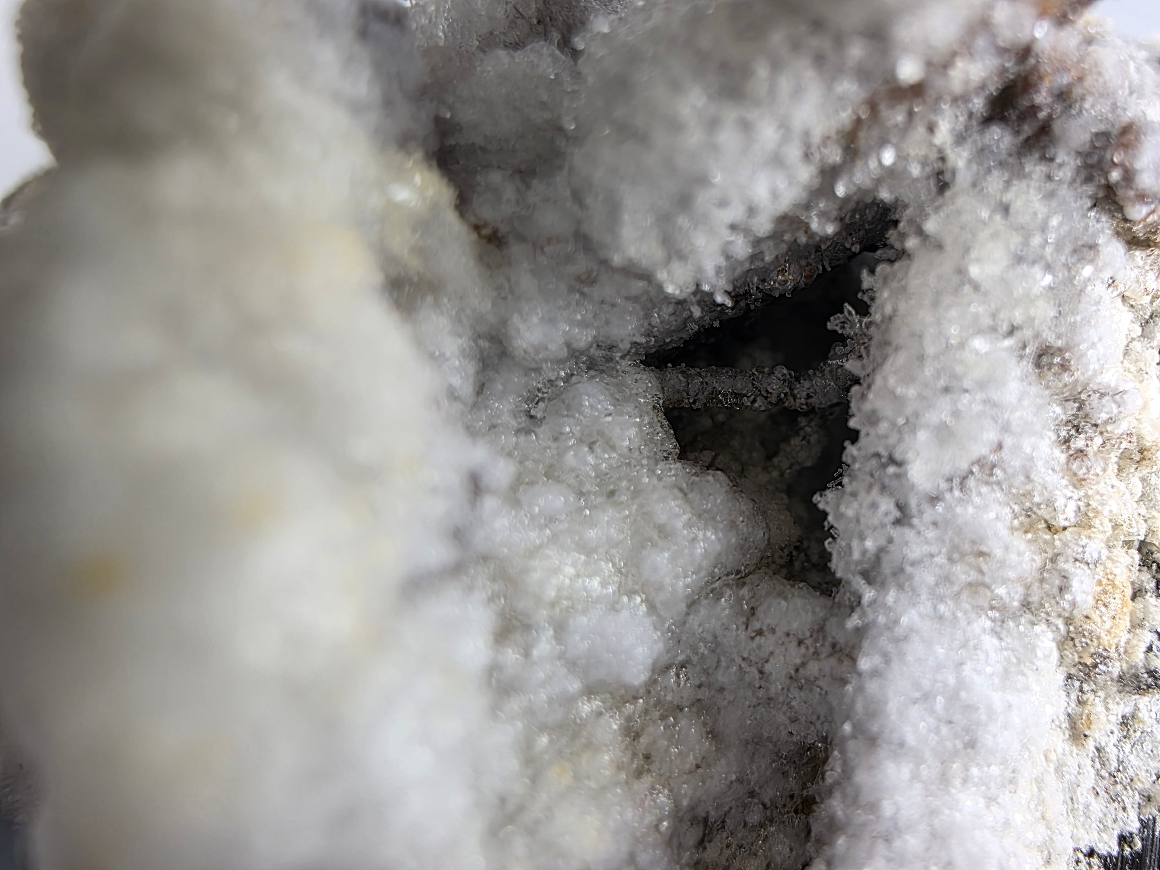Hyalith mit Turmalin 0,106 kg +/- 8x4x3 cm