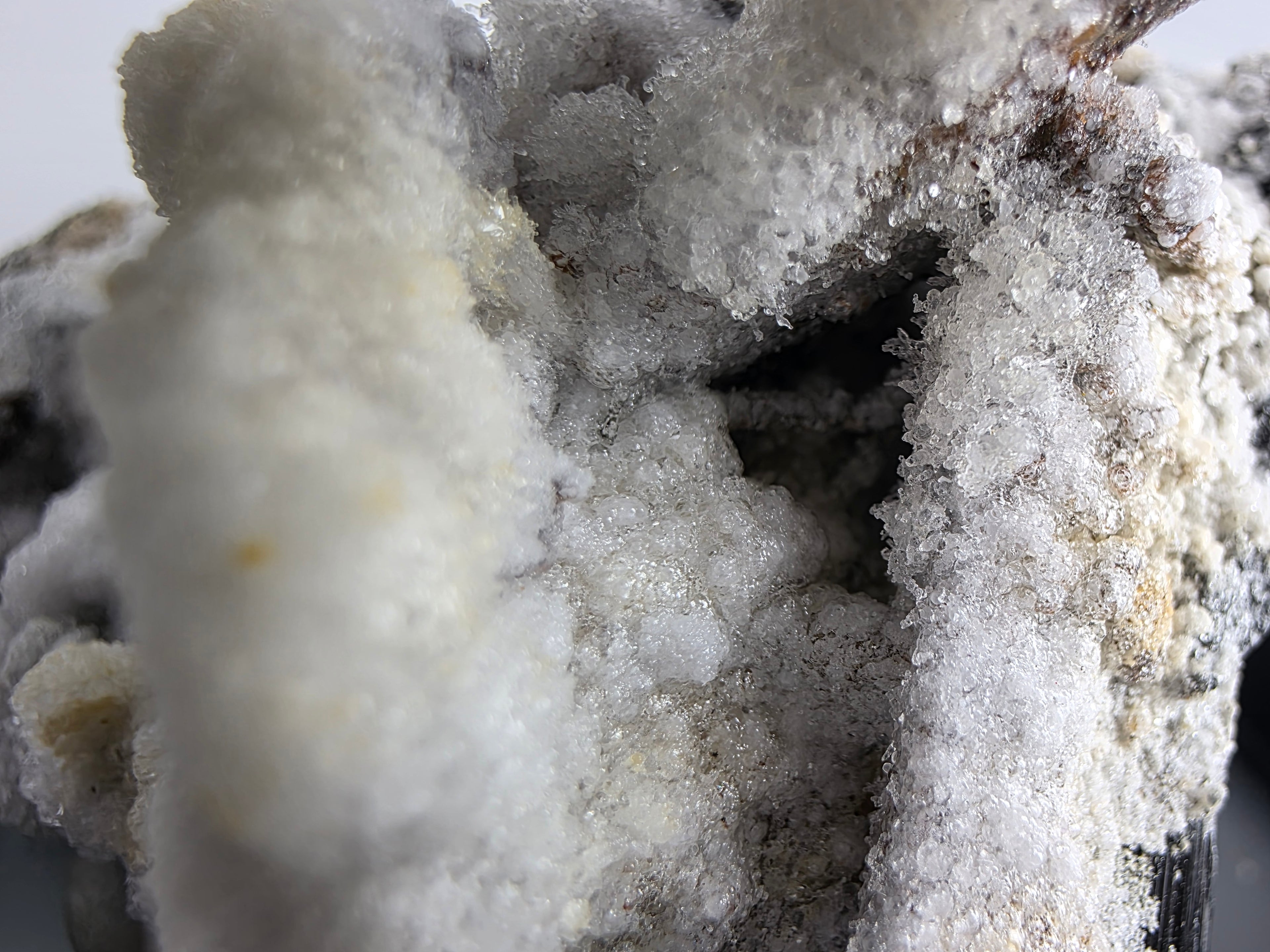 Hyalith mit Turmalin 0,106 kg +/- 8x4x3 cm