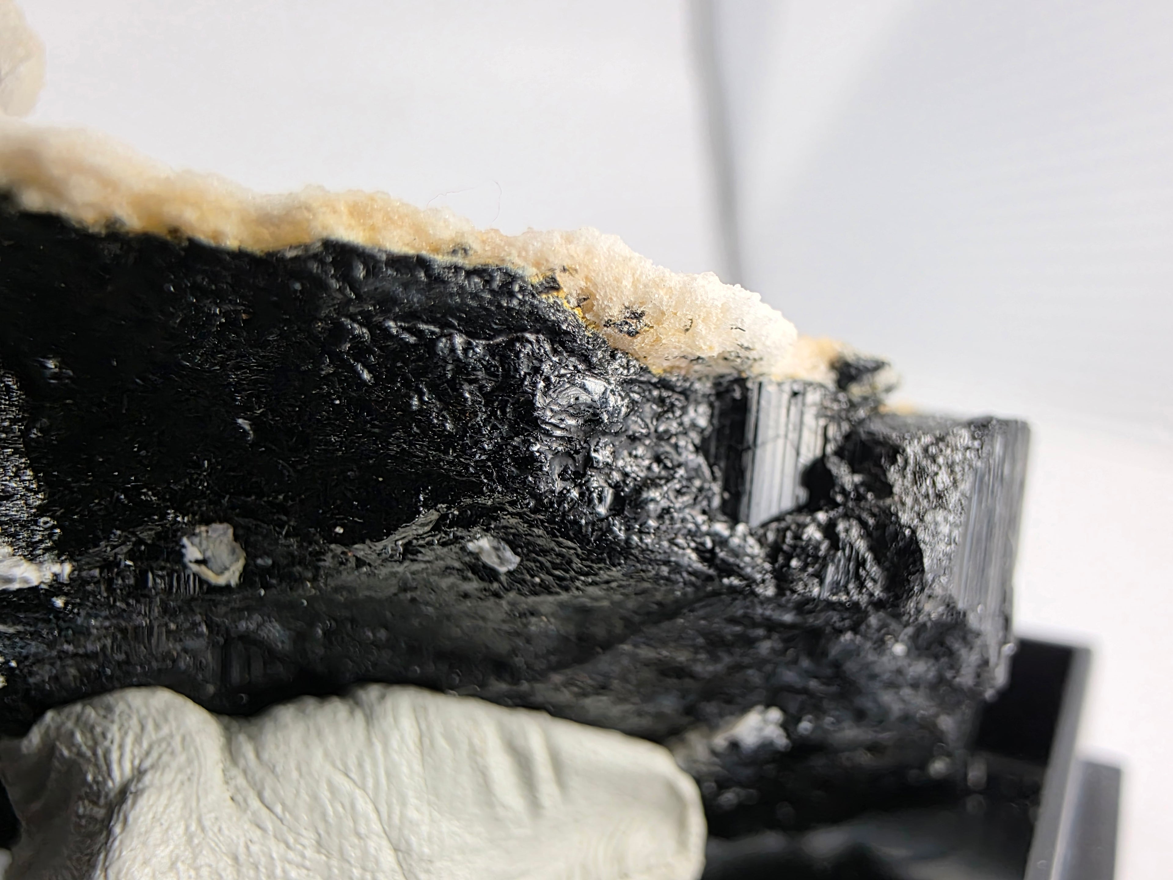 Hyalith mit Turmalin 0,106 kg +/- 8x4x3 cm