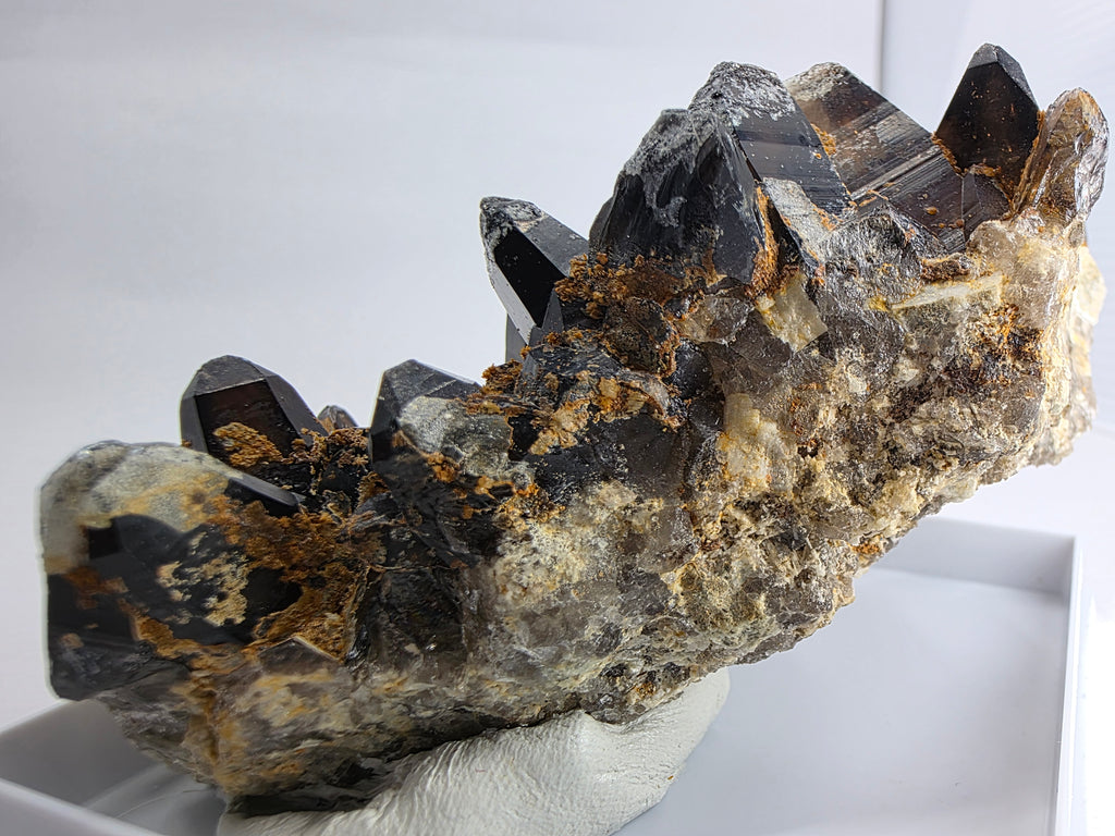 Hyalith mit Rauchquarz 0,22 kg +/- 10x5x5 cm