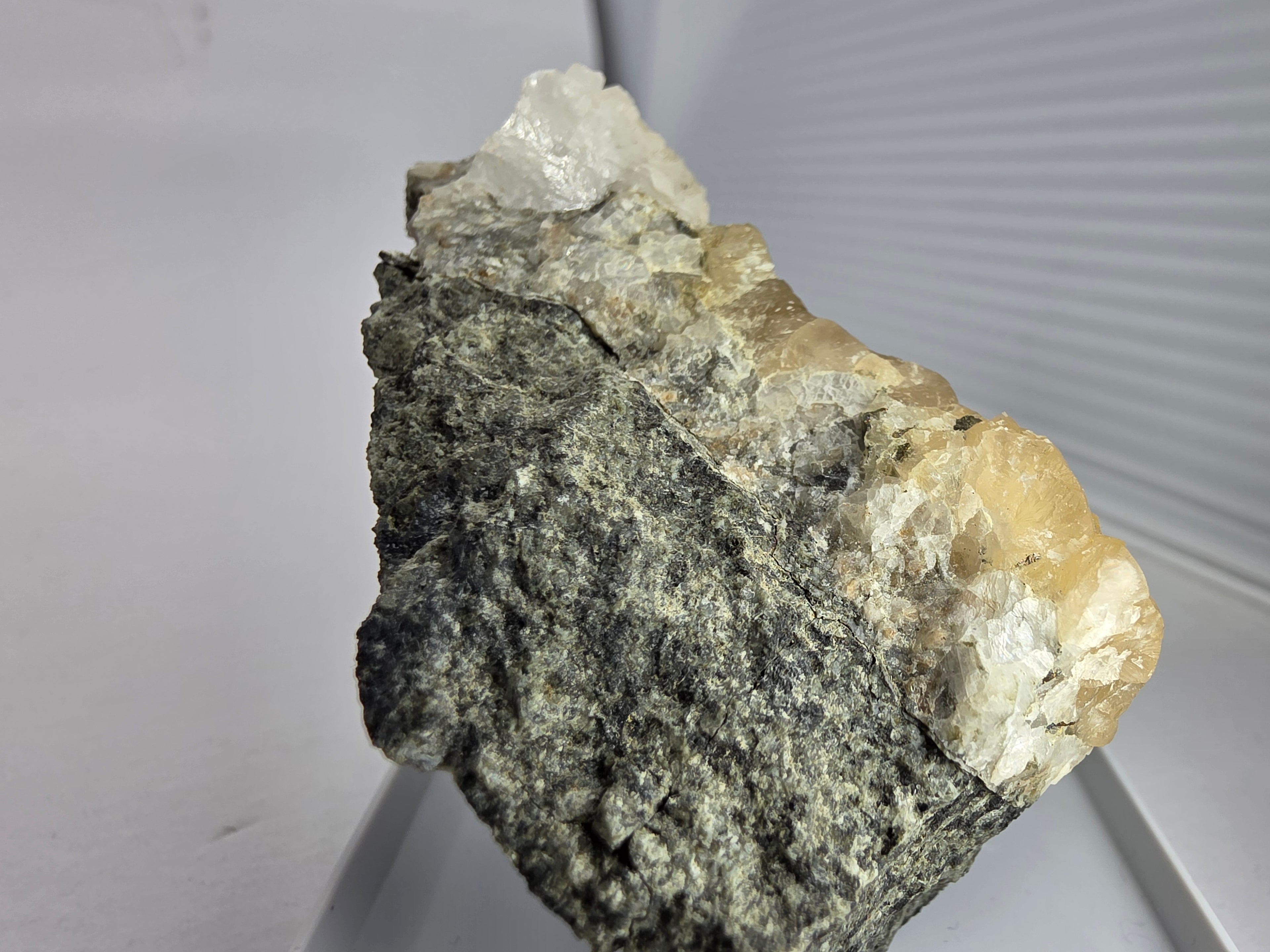 Thomsonit mit Calcit 0,105 kg +/- 7x6x3 cm