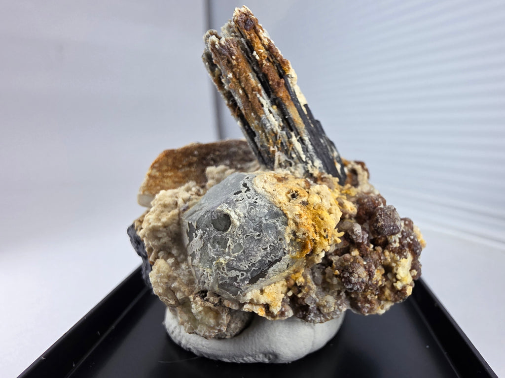 Hyalith mit Turmalin 0,06 kg +/- 5x4x4 cm