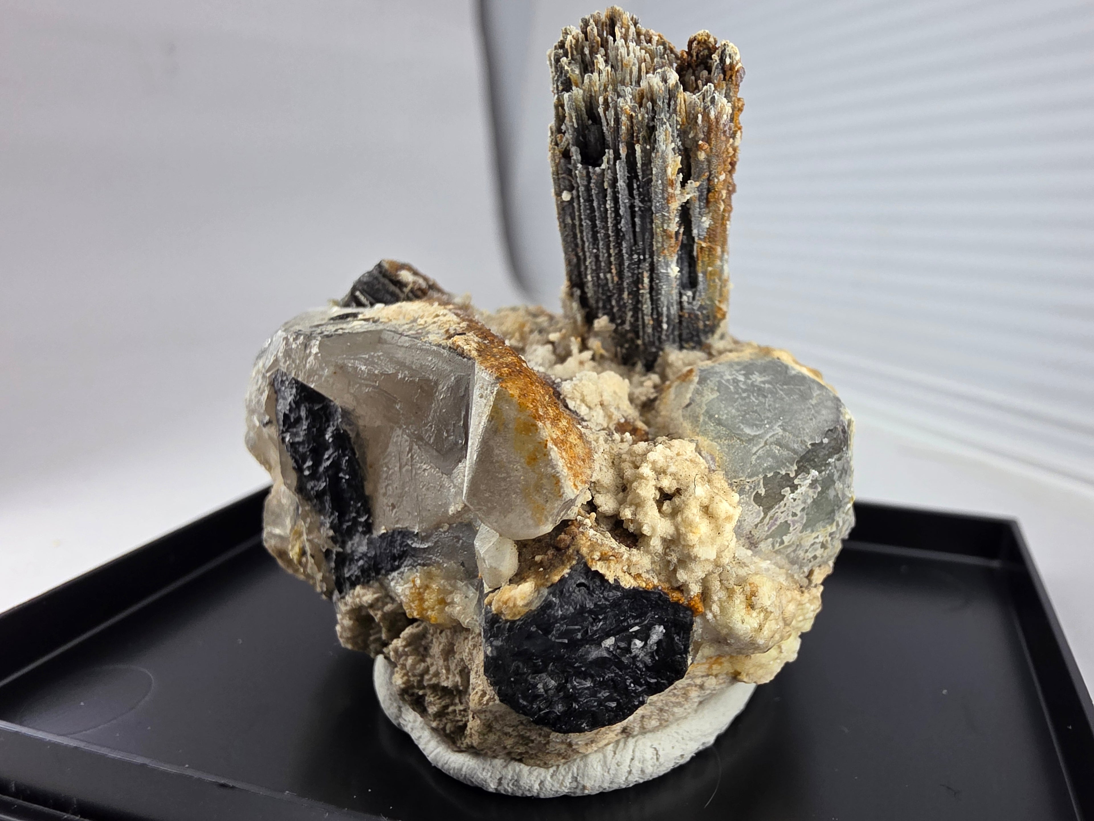 Hyalith mit Turmalin 0,06 kg +/- 5x4x4 cm