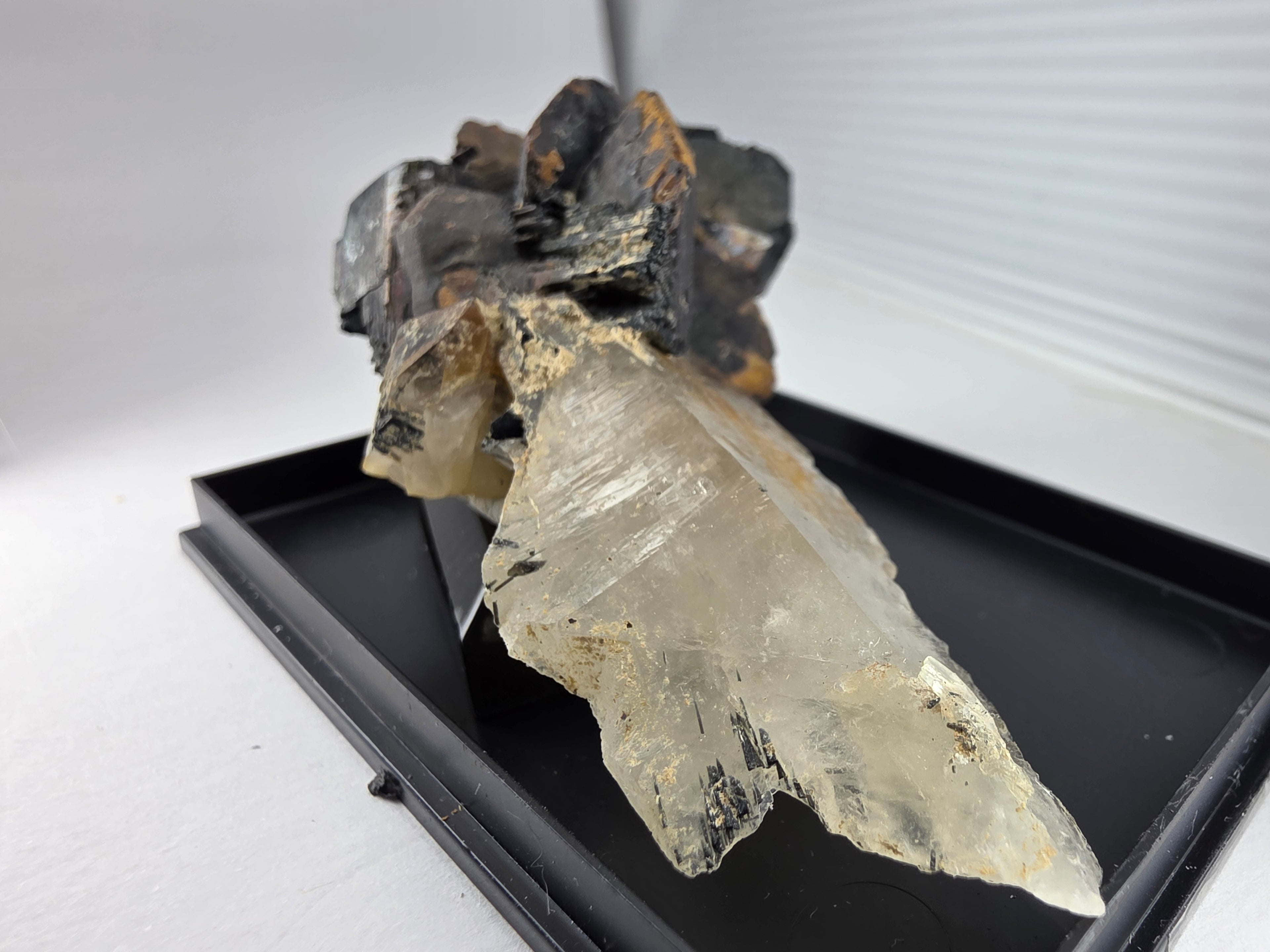 Siderit auf Quarz 0,05 kg +/- 8x4x3 cm