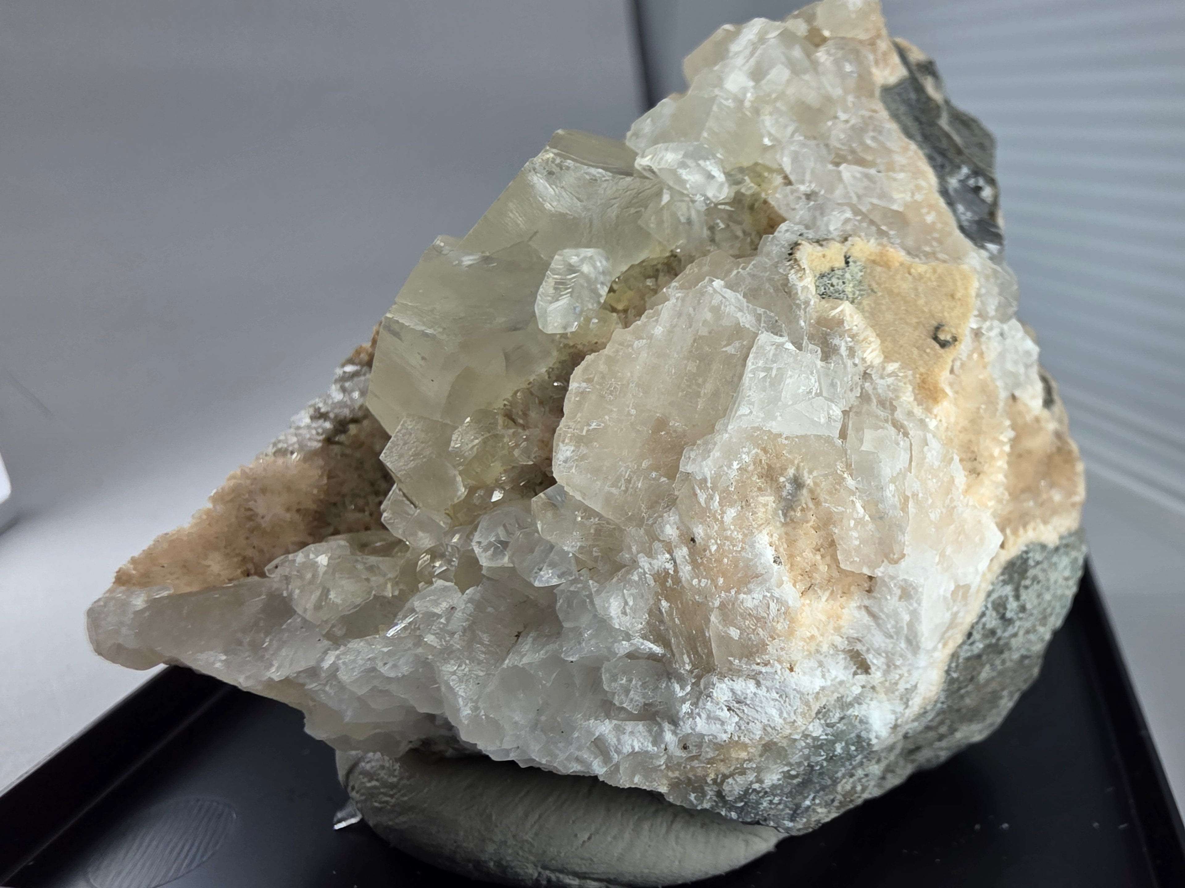 Calcit mit Natrolith 0,125 kg +/- 6x4x6 cm