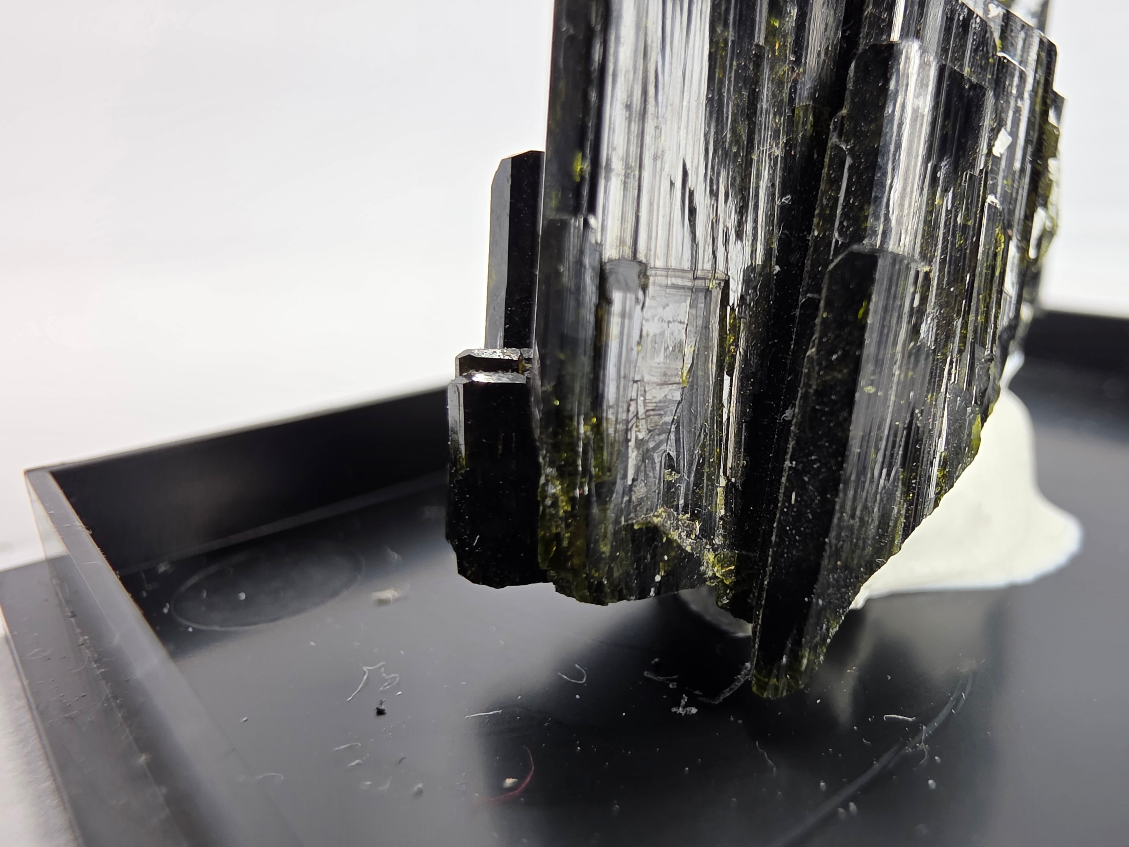 Epidot 0,023 kg +/- 3x1x2 cm