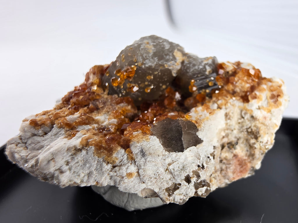 Quarz mit Granat (Spessartin) 0,015 kg +/- 4x2x2 cm