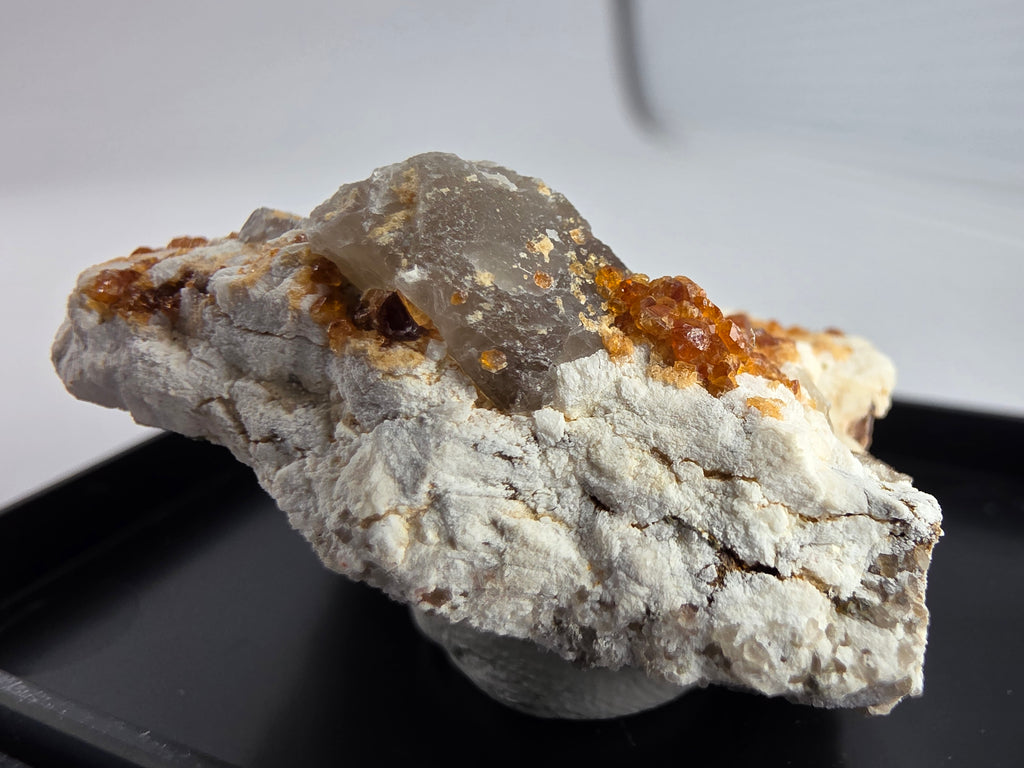 Quarz mit Granat (Spessartin) 0,015 kg +/- 4x2x2 cm