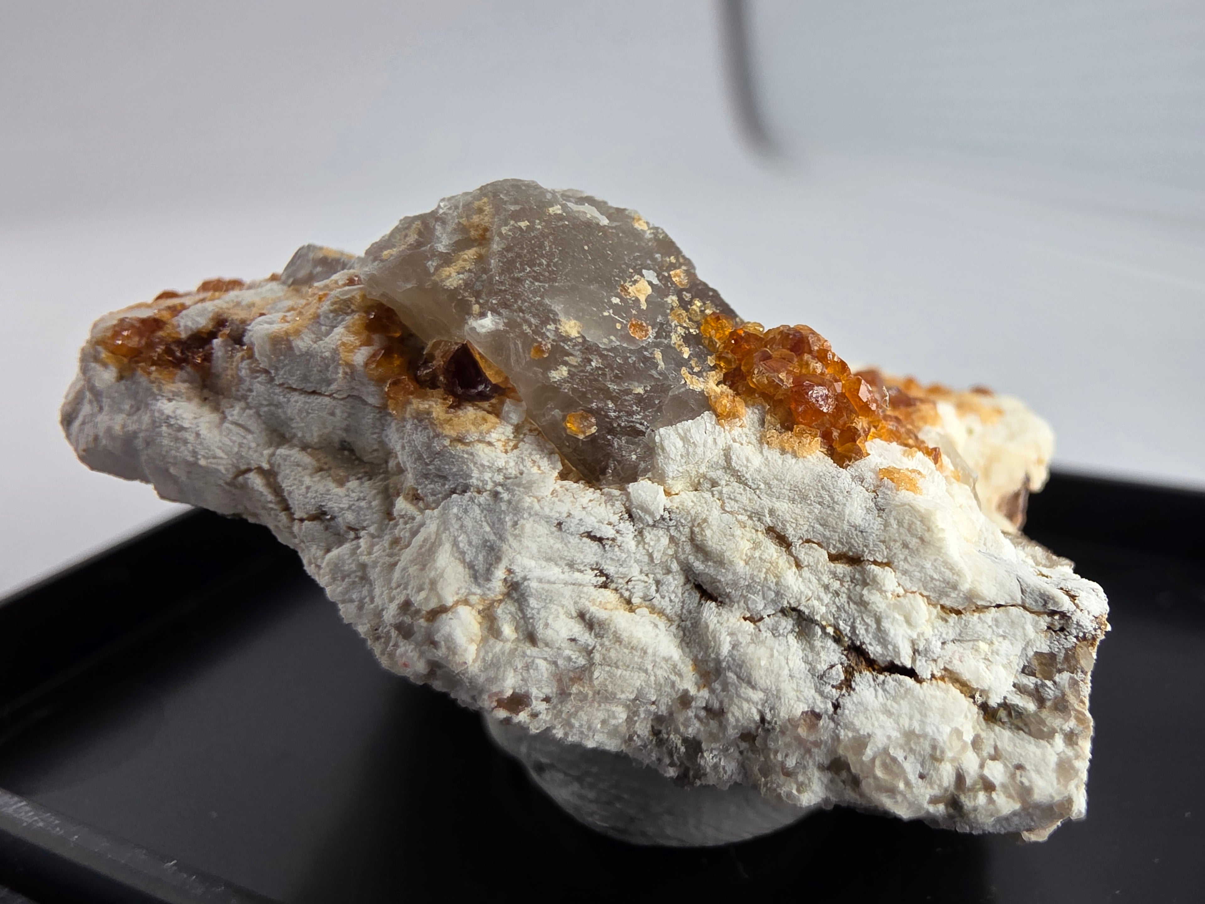 Quarz mit Granat (Spessartin) 0,015 kg +/- 4x2x2 cm