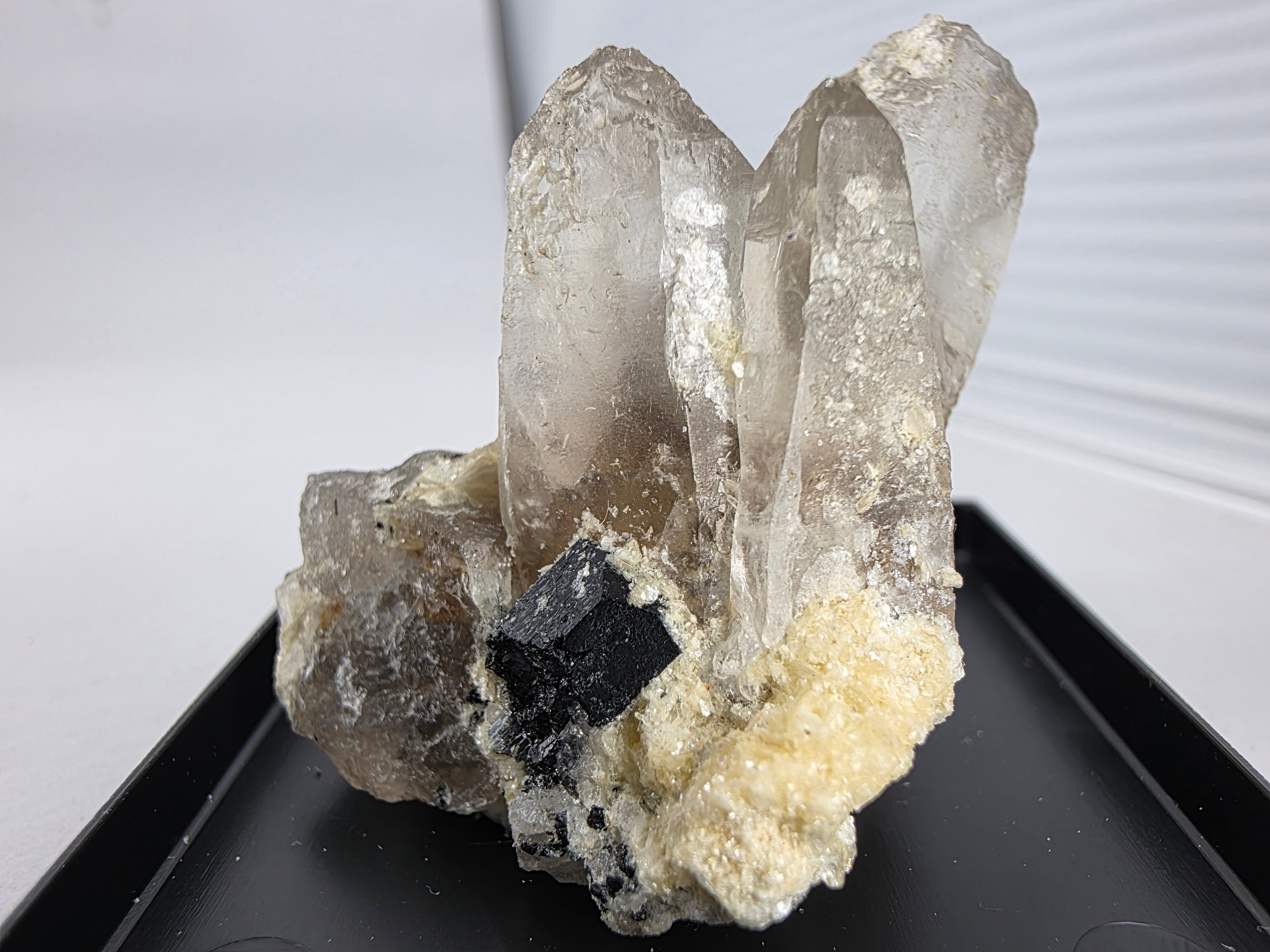Hyalith mit Rauchquarz 0,03 kg +/- 3x3x3 cm