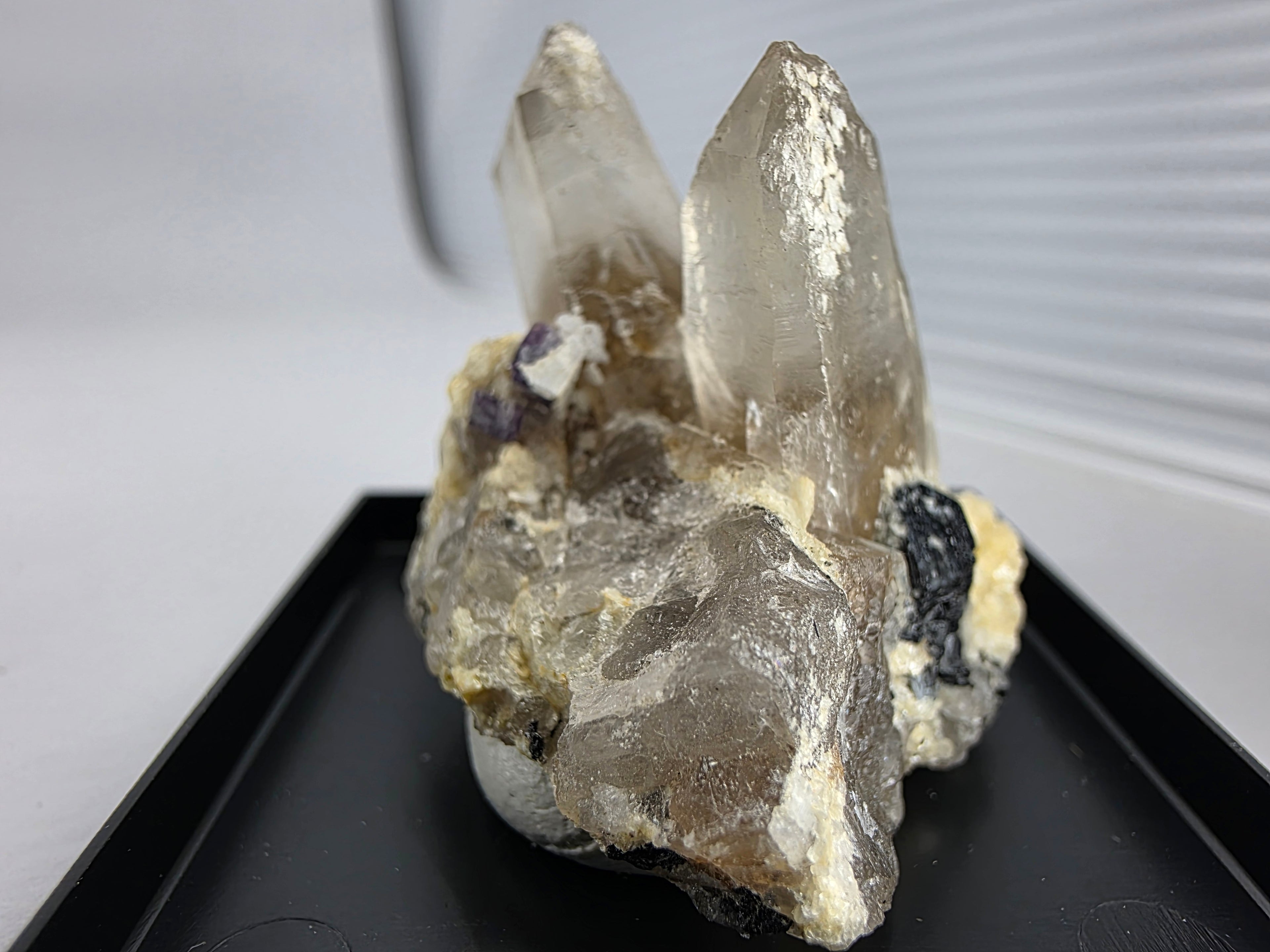 Hyalith mit Rauchquarz 0,03 kg +/- 3x3x3 cm