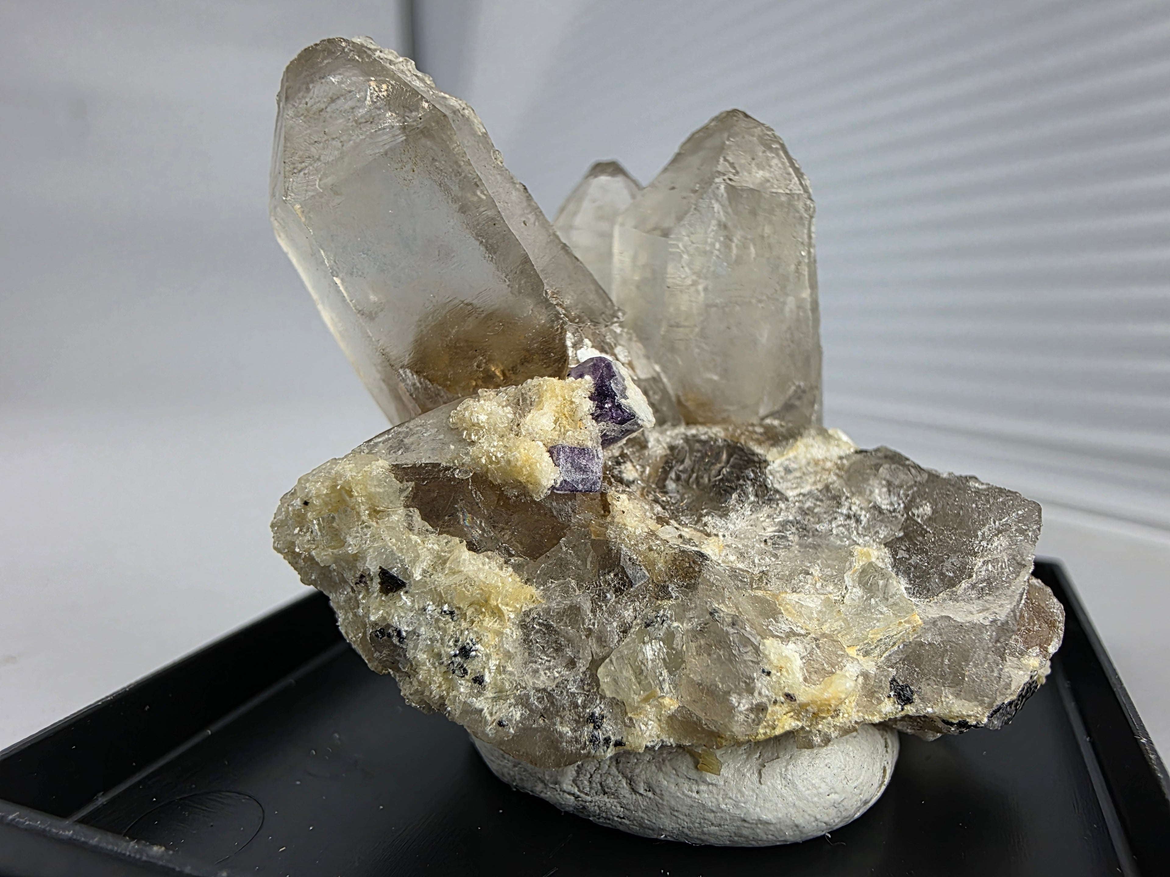 Hyalith mit Rauchquarz 0,03 kg +/- 3x3x3 cm